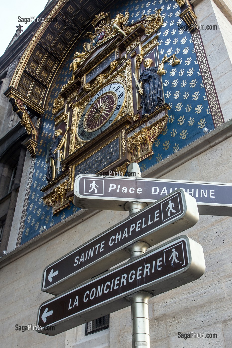 PANNEAUX PLACE DAUPHINE, LA CONCIERGERIE ET LA SAINTE CHAPELLE DEVANT LA TOUR DE L'HORLOGE, QUAI DE L'HORLOGE SUR L'ILE DE LA CITE, PARIS (75), FRANCE 