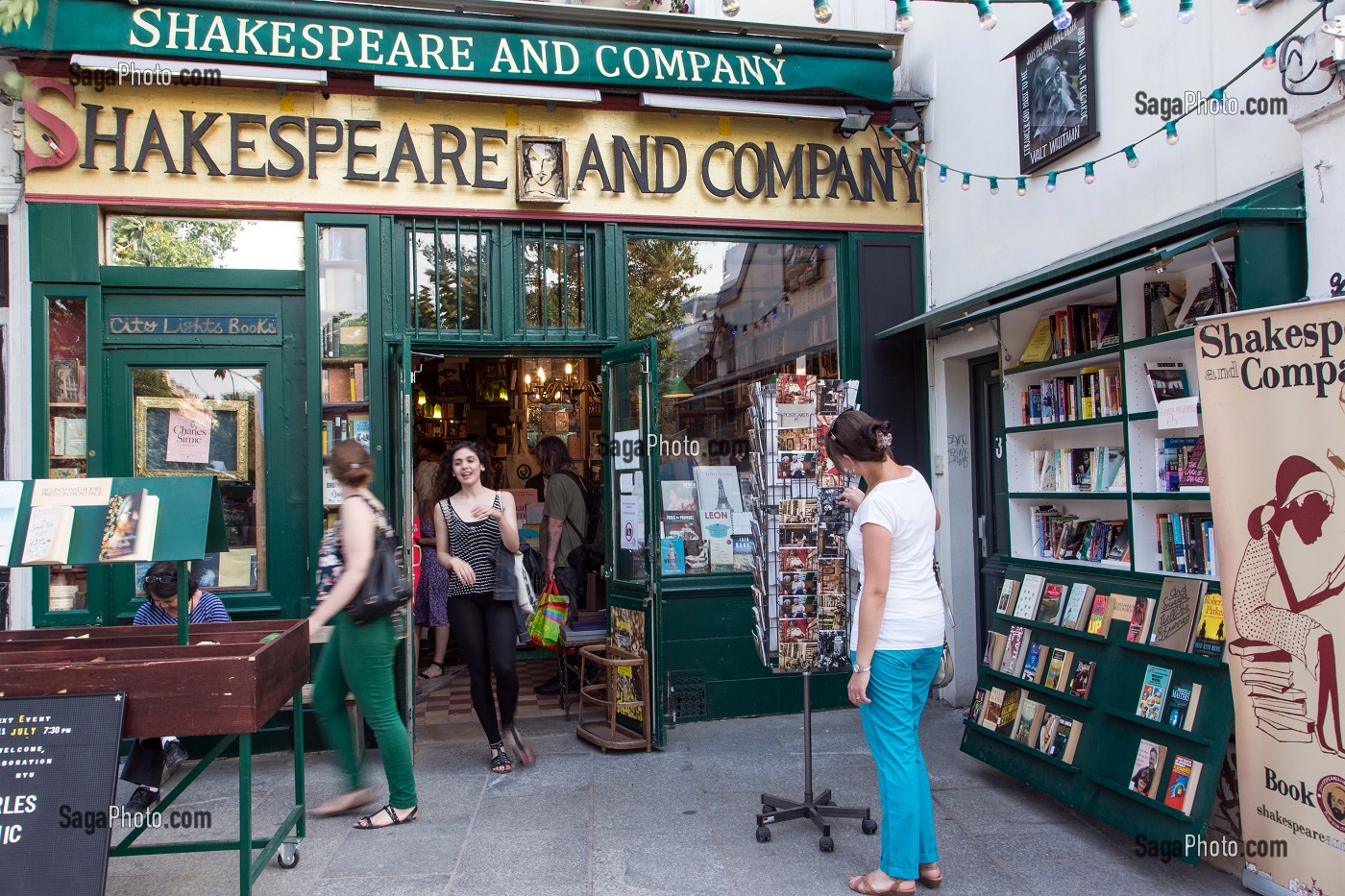 FACADE DE LA LIBRAIRIE SHAKESPEARE AND COMPAGNY, LIBRAIRIE, BIBLIOTHEQUE SPECIALISEE DANS LA LITTERATURE ANGLOPHONE, FONDEE PAR GEORGES WHITMAN, RUE DE LA BUCHERIE, PARIS (75), FRANCE 