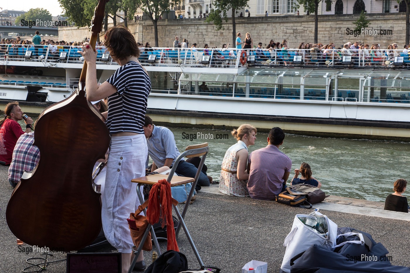 DETENTE MUSICALE (CONTREBASSE) DES JEUNES EN BORDS DE SEINE SUR LE QUAI DE LA TOURNELLE, AVEC UNE PENICHE ET PONT DE LA TOURNELLE PARIS (75), FRANCE 