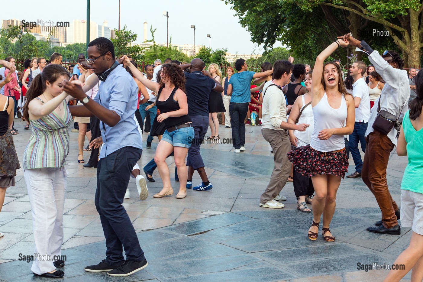 SOIREE DANSANTE PARISIENNE SUR LES QUAIS DE SEINE, DANSE TANGO ET ANIMATION SUR L'ESPLANADE DU JARDIN TINO ROSSI, QUAI SAINT-BERNARD, PARIS (75), FRANCE 