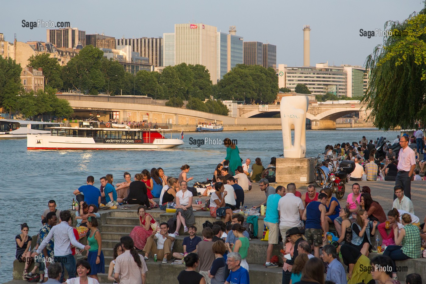 SOIREE DANSANTE PARISIENNE SUR LES QUAIS DE SEINE, DANSE TANGO ET ANIMATION AU JARDIN TINO ROSSI, QUAI SAINT-BERNARD, PARIS (75), FRANCE 