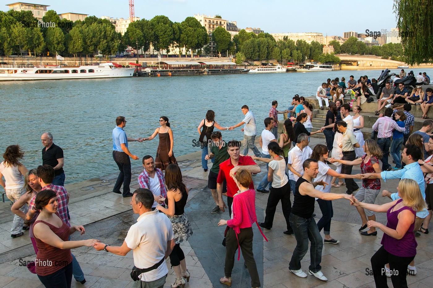 SOIREE DANSANTE PARISIENNE SUR LES QUAIS DE SEINE, DANSE TANGO ET ANIMATION AU JARDIN TINO ROSSI, QUAI SAINT-BERNARD, PARIS (75), FRANCE 