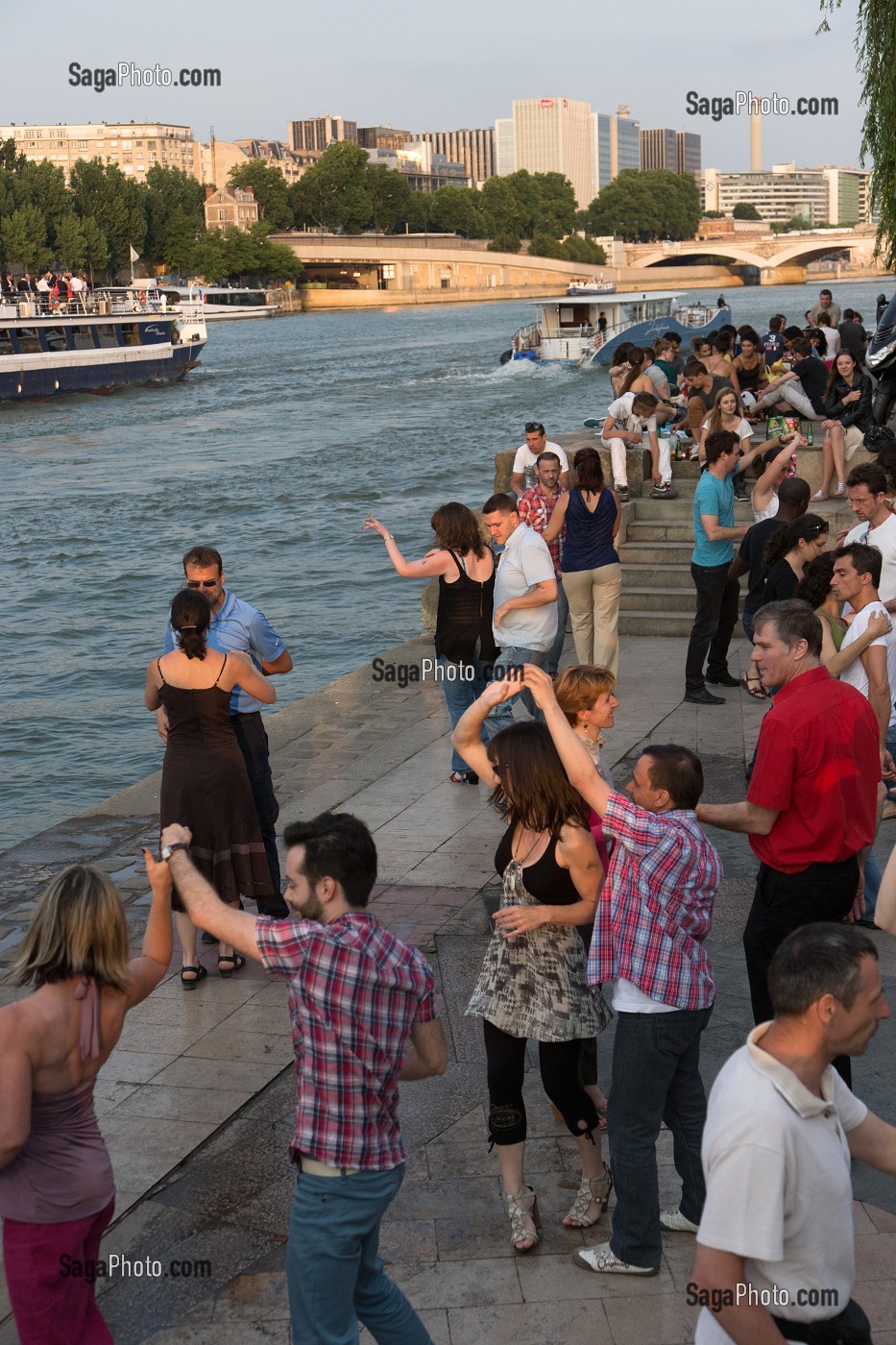 SOIREE DANSANTE PARISIENNE SUR LES QUAIS DE SEINE, DANSE TANGO ET ANIMATION AU JARDIN TINO ROSSI, QUAI SAINT-BERNARD, PARIS (75), FRANCE 