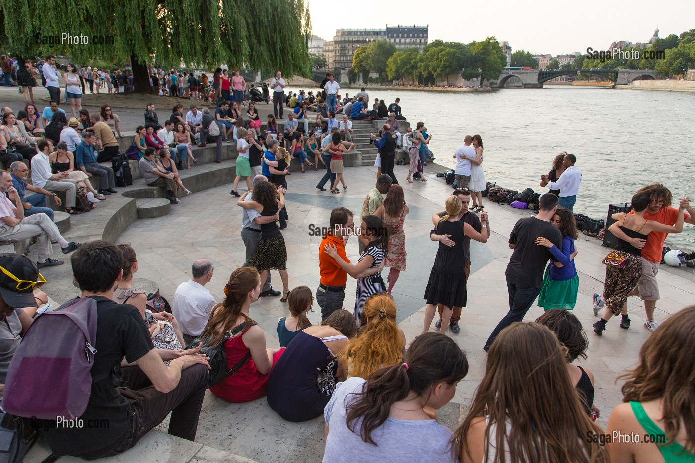 SOIREE DANSANTE PARISIENNE SUR LES QUAIS DE SEINE, DANSE TANGO ET ANIMATION AU JARDIN TINO ROSSI, QUAI SAINT-BERNARD, PARIS (75), FRANCE 