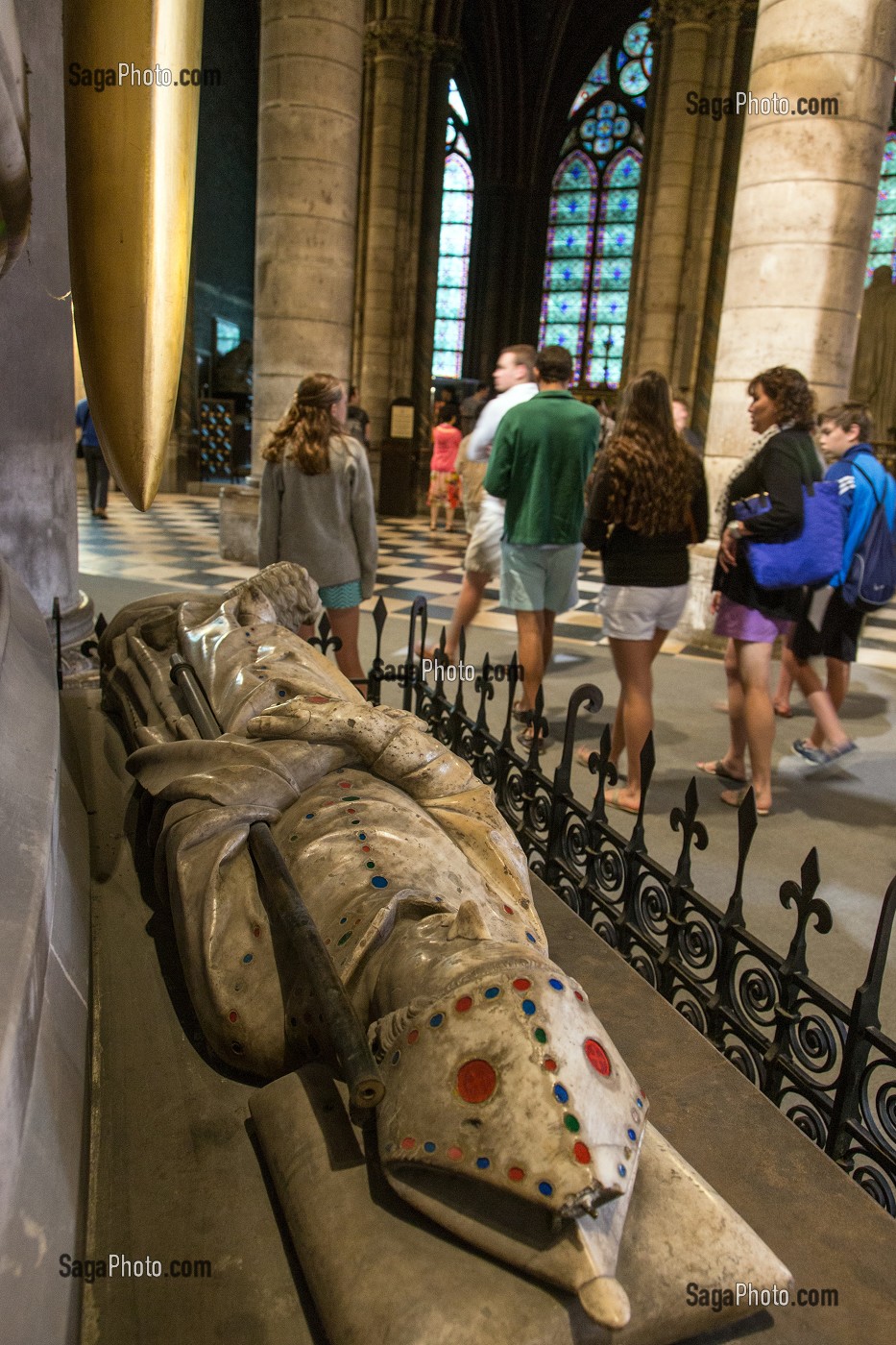 GISANT DE L'EVEQUE SIMON MATIFAS DE BUCY, DEAMBULATOIRE, INTERIEUR DE LA CATHEDRALE NOTRE-DAME SITUEE DANS LE CENTRE HISTORIQUE DE PARIS, LA CATHEDRALE EST LE MONUMENT LE PLUS VISITE DE FRANCE, ILE DE LA CITE, PARIS (75), FRANCE 