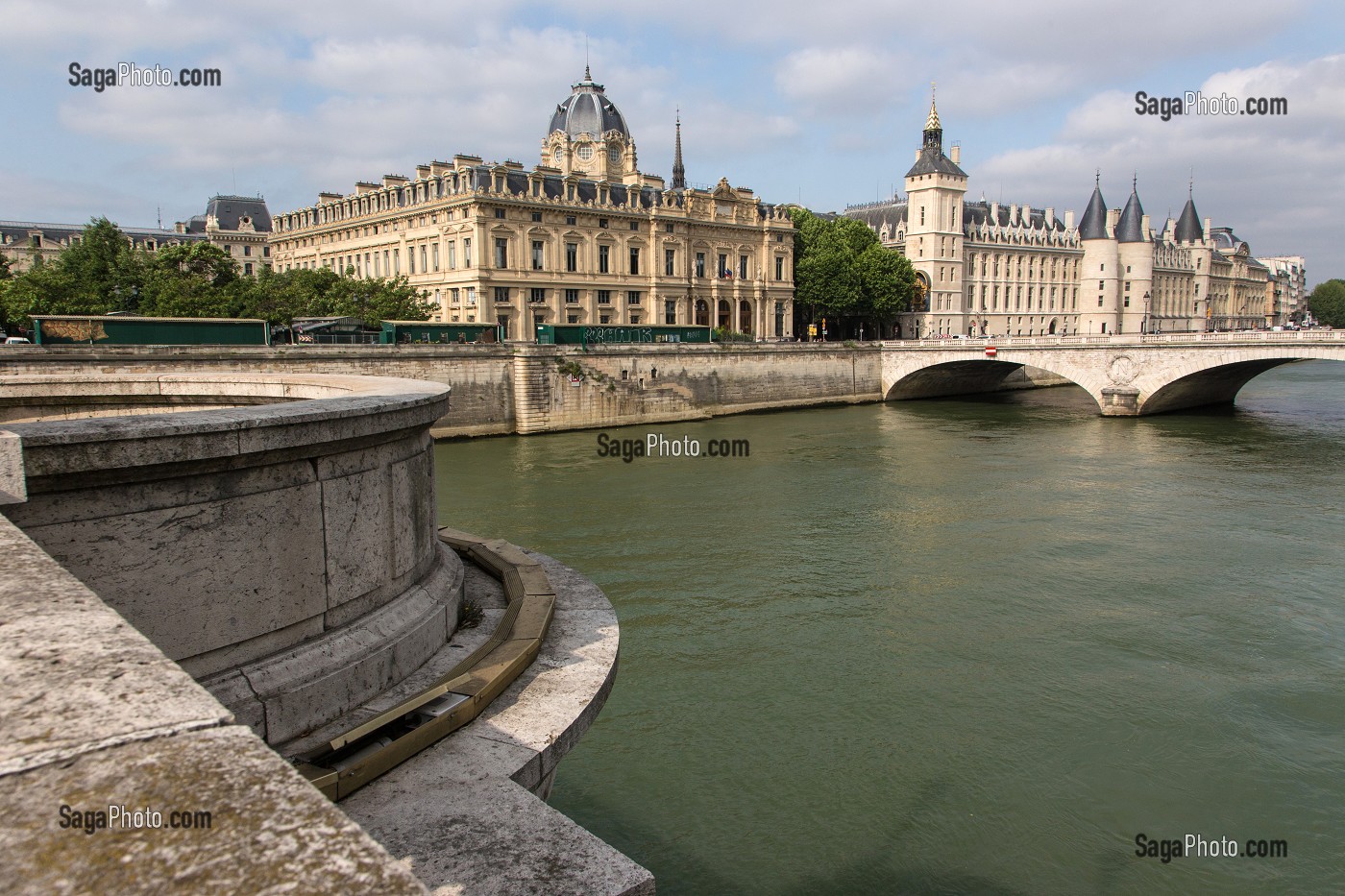 LA CONCIERGERIE ET LE PONT AU CHANGE, VUE DU PONT NOTRE-DAME, ILE DE LA CITE, PARIS (75), FRANCE 