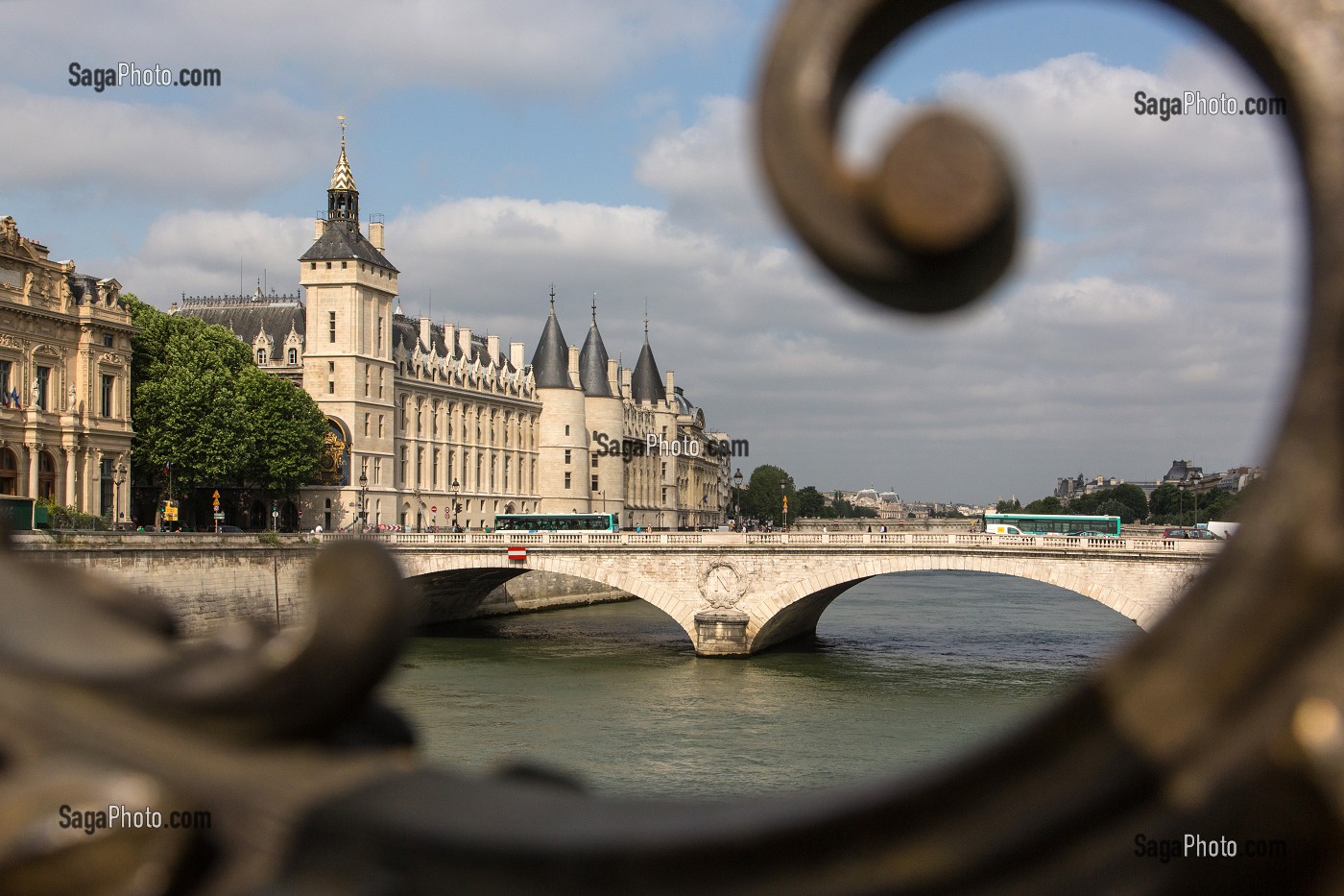 LA CONCIERGERIE ET LE PONT AU CHANGE, VUE DU PONT NOTRE-DAME, ILE DE LA CITE, PARIS (75), FRANCE 