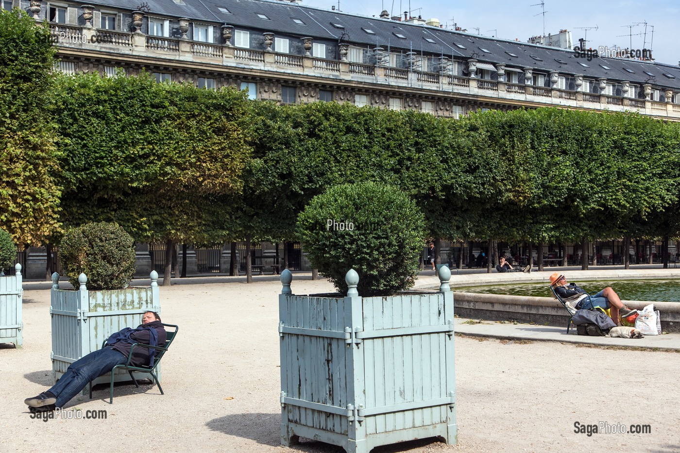 JARDIN DU PALAIS ROYAL, PERSONNES FAISANT LA SIESTE AU SOLEIL, PARIS (75), FRANCE 