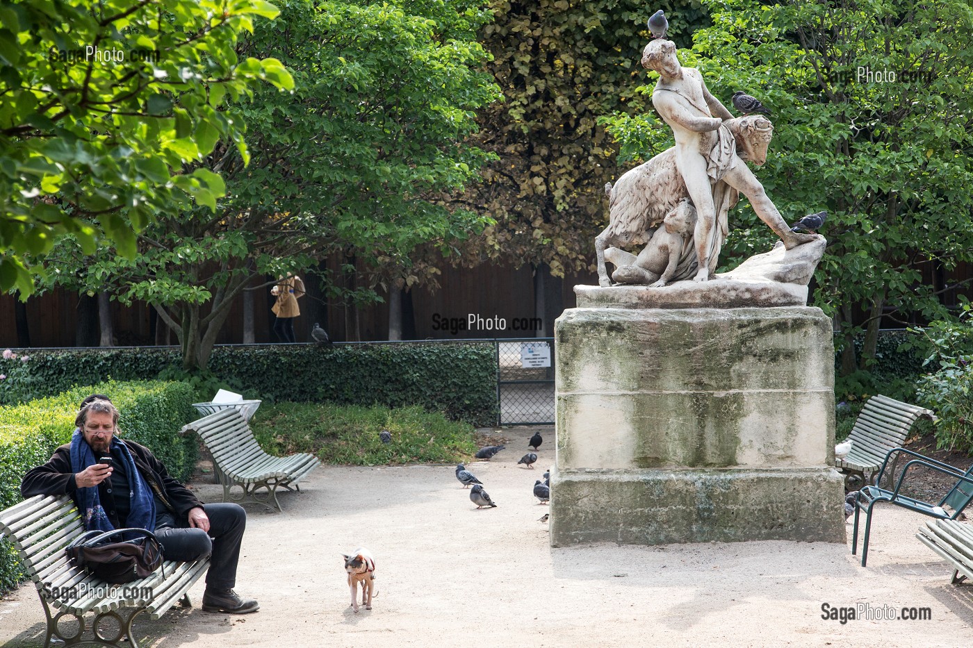 SCULPTURE DE PAUL LEMOYNE, LE PATRE ET LA CHEVRE (1830) JARDIN DU PALAIS ROYAL, PARIS (75), FRANCE 