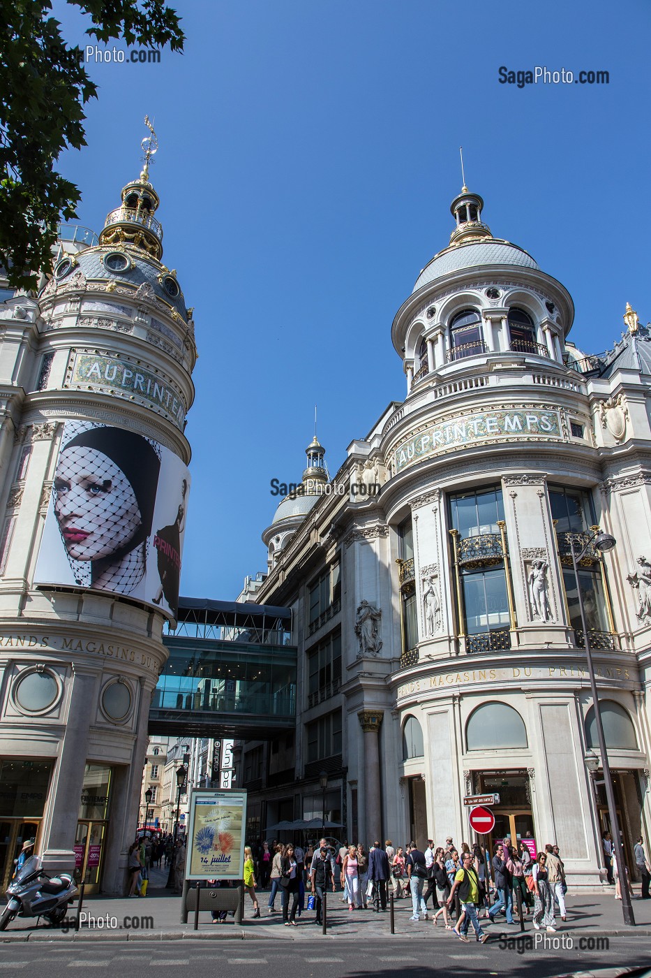 GRANDS MAGASINS, FACADE DU PRINTEMPS ET DOUBLE PASSERELLES ENTRE LES DEUX MAGASINS, LE PRINTEMPS DATE DE 1865, LE FONDATEUR EST JULES JALUZOT, PARIS (75), FRANCE 