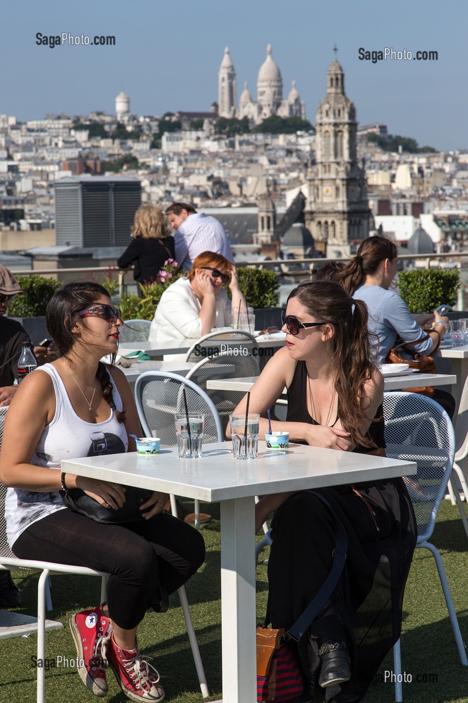 TERRASSE SUR LES TOITS DE PARIS DU PRINTEMPS, PANORAMA SUR LA VILLE, LES GRANDS MAGASINS, PARIS (75), FRANCE 