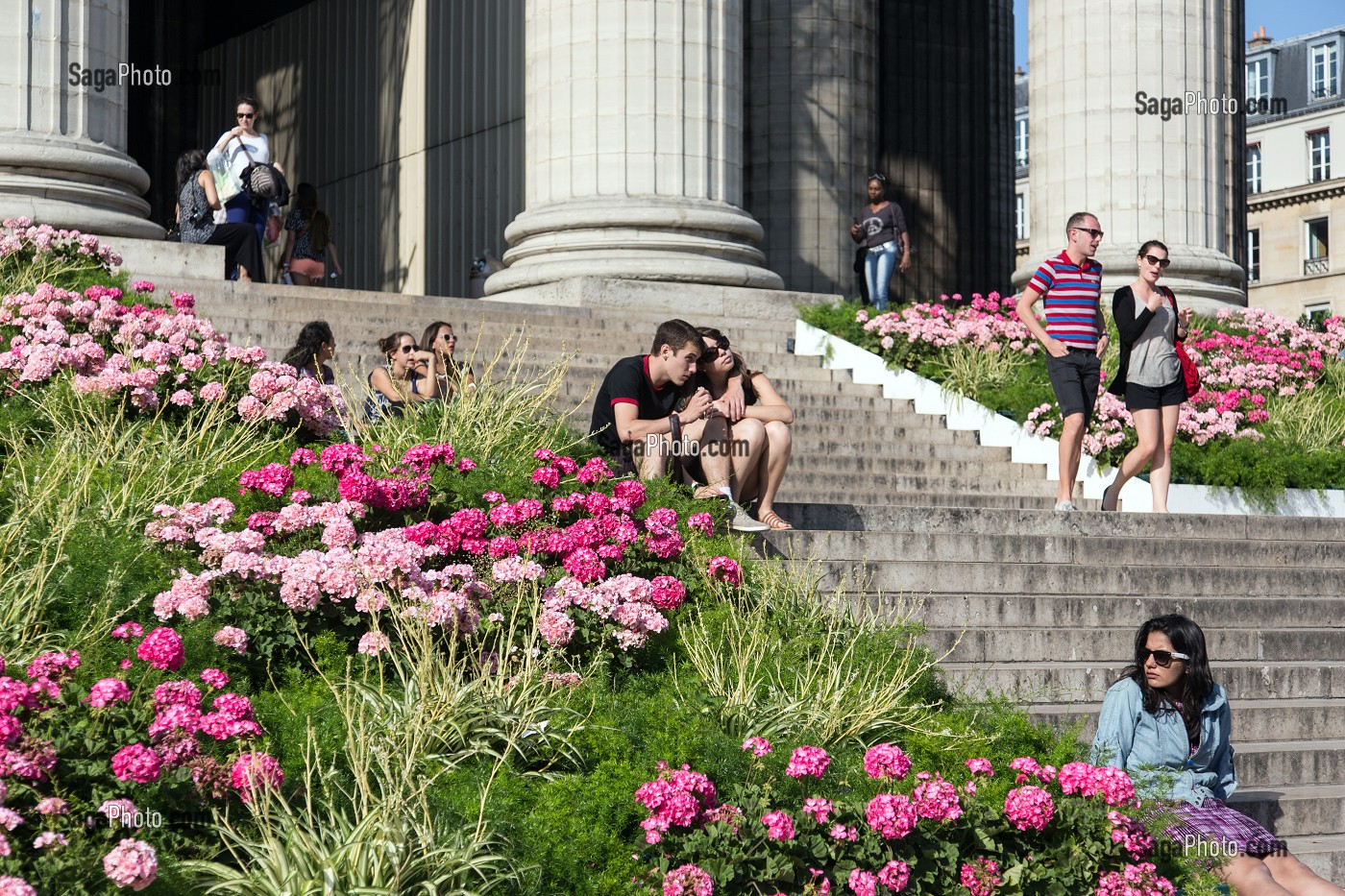 DETENTE AU SOLEIL SUR LES MARCHES FLEURIES D'HORTENSIAS, EGLISE DE LA MADELEINE, PLACE DE LA MADELEINE, PARIS (75), FRANCE 