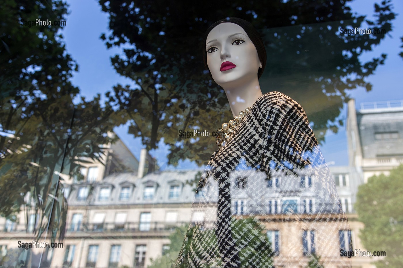 VITRINE DU MAGASIN DIOR (MANNEQUIN ET ROBE) DEVANT LES REFLETS DES IMMEUBLES DE LA RUE ROYALE, PARIS (75), FRANCE 