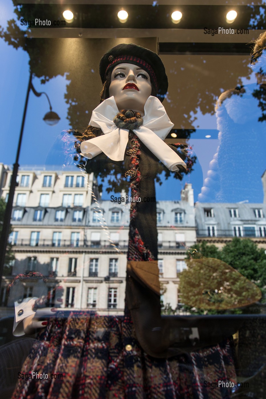 VITRINE DU MAGASIN DE MODE CHANEL DEVANT LES REFLETS DES IMMEUBLES DE LA RUE ROYALE, PARIS (75), FRANCE 