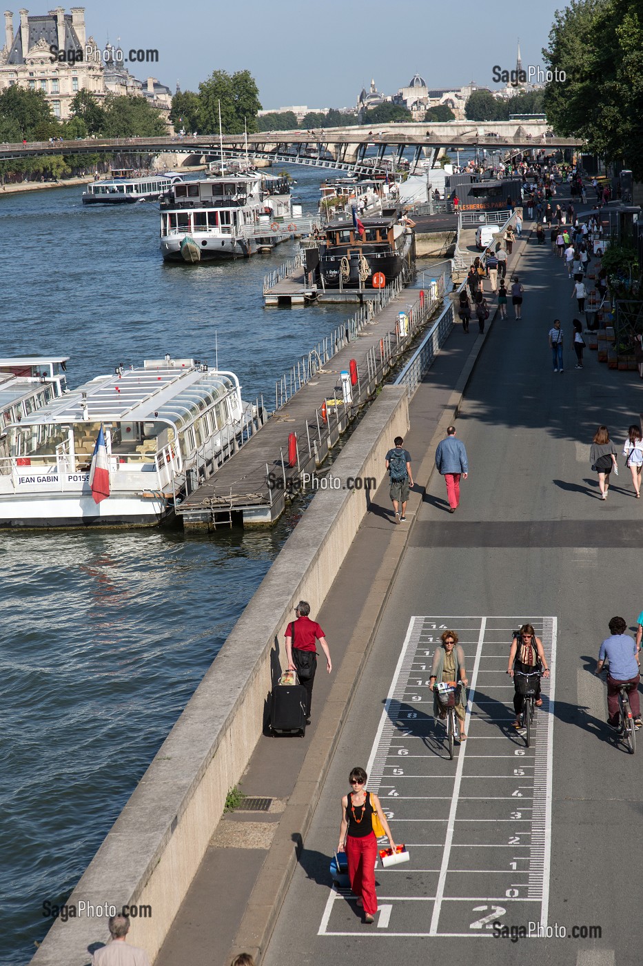 BERGES DE SEINE INTERDITES A LA CIRCULATION, LIEU DE PROMENADE ET D'ANIMATION DES PARISIENS, QUAI ANATOLE FRANCE, PARIS (75), FRANCE 