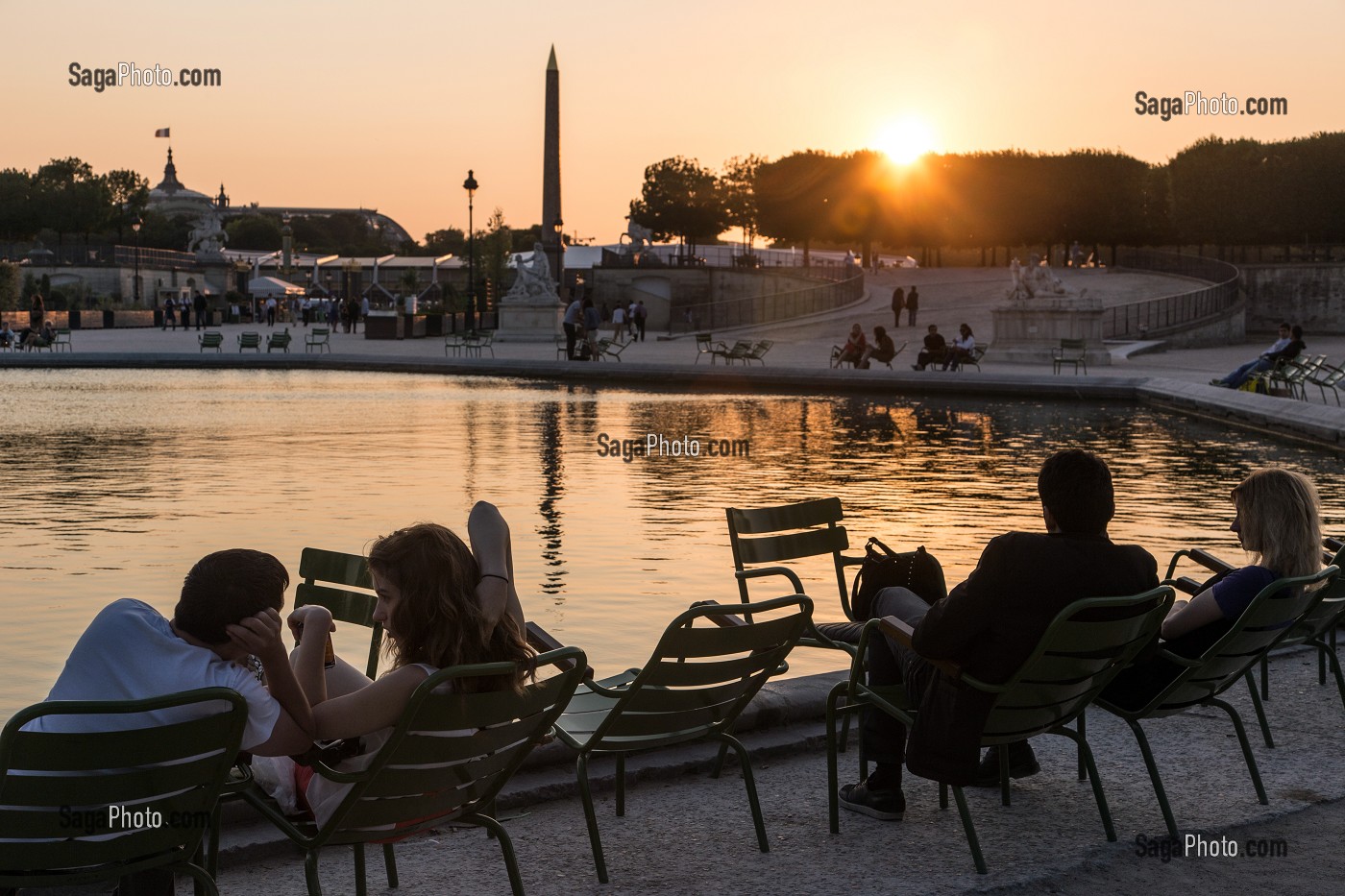 DETENTE SUR LES CHAISES AUTOUR DES BASSINS DU JARDIN DES TUILERIES AU COUCHER DE SOLEIL PARIS (75), FRANCE 