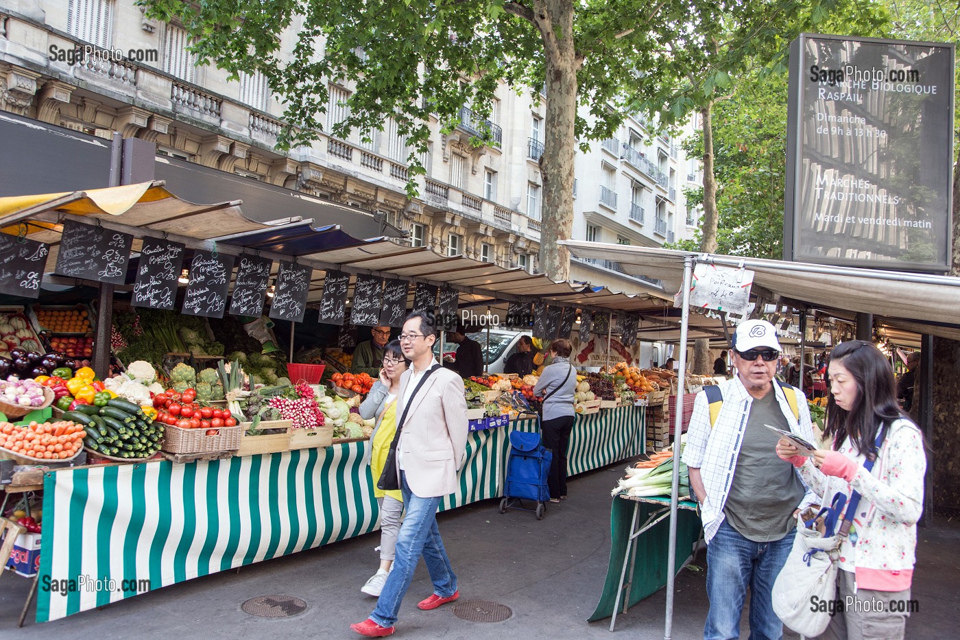 MARCHE BIOLOGIQUE ET TRADITIONNEL DU BOULEVARD RASPAIL, PARIS (75), FRANCE 