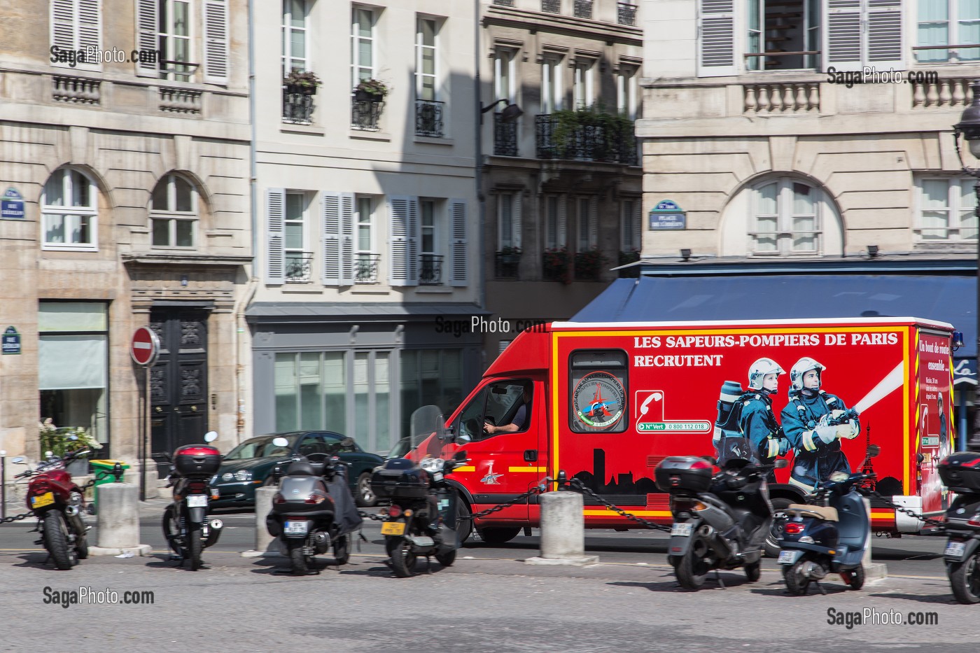CAMION DES SAPEURS-POMPIERS DE PARIS QUI RECRUTENT, PARIS (75), FRANCE 