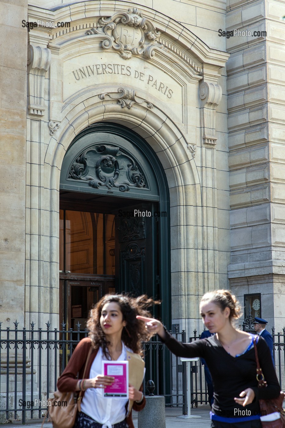 JEUNES ETUDIANTES DEVANT L'ENTREE DE LA FACULTE DE LA SORBONNE, PARIS (75), FRANCE 