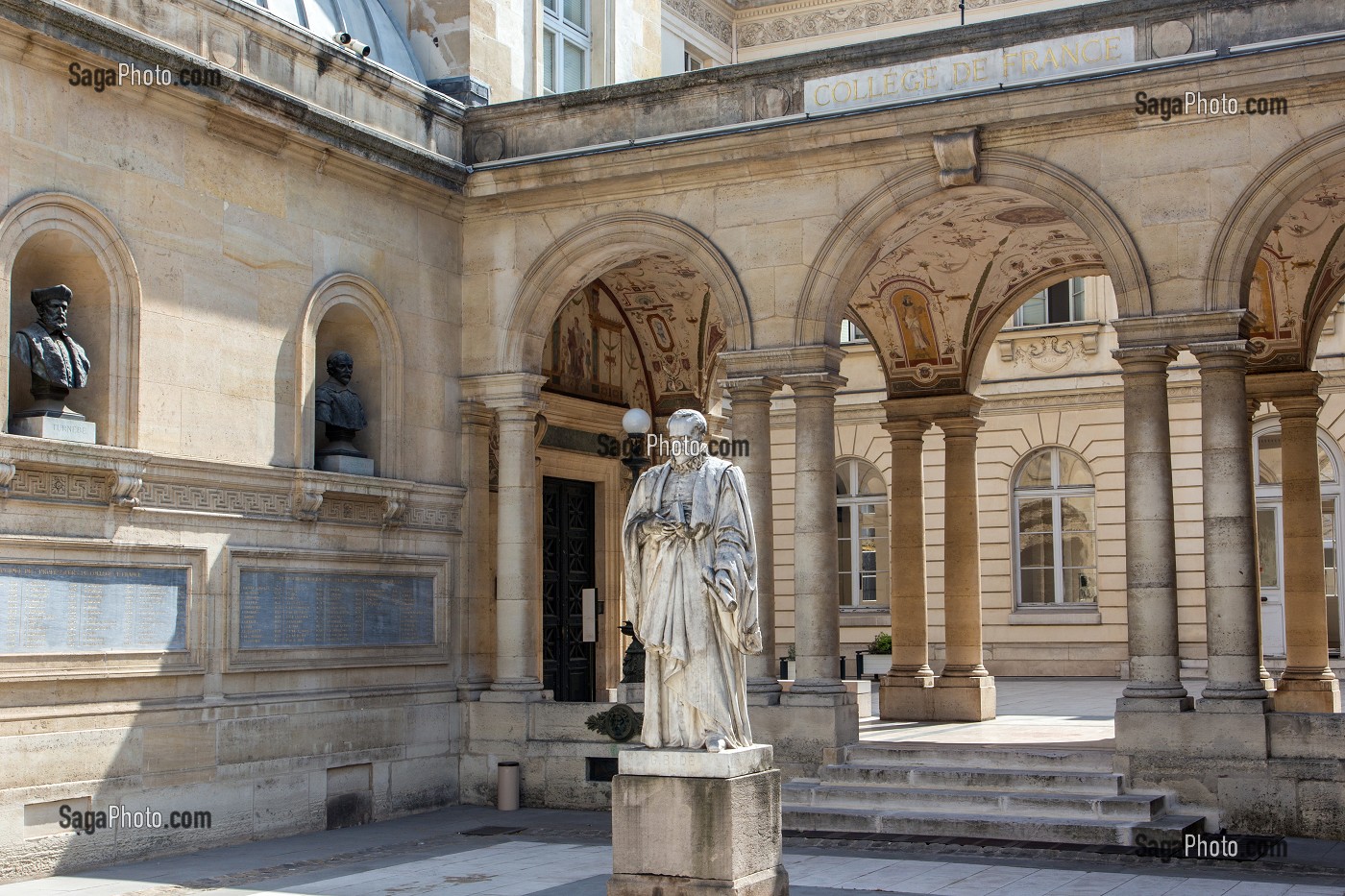 STATUE DE GUILLAUME BUDE, COLLEGE DE FRANCE, PARIS (75), FRANCE 