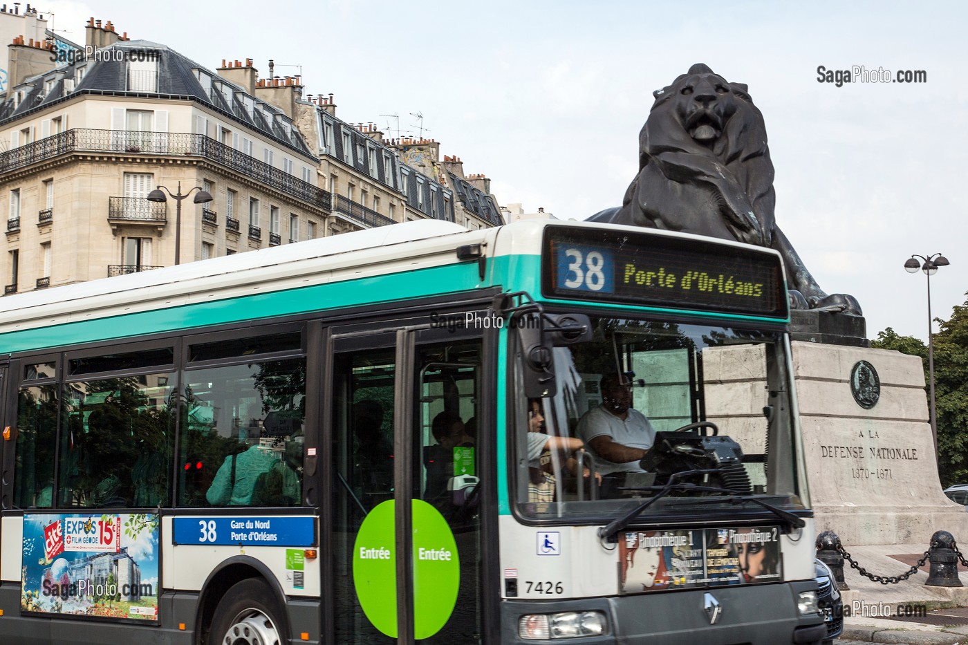 BUS PARISIEN DE LA RATP DEVANT LE LION DE BELFORT D'AUGUSTE BARTHOLDI DE 1880, PLACE DENFERT-ROCHEREAU, PARIS (75), FRANCE 