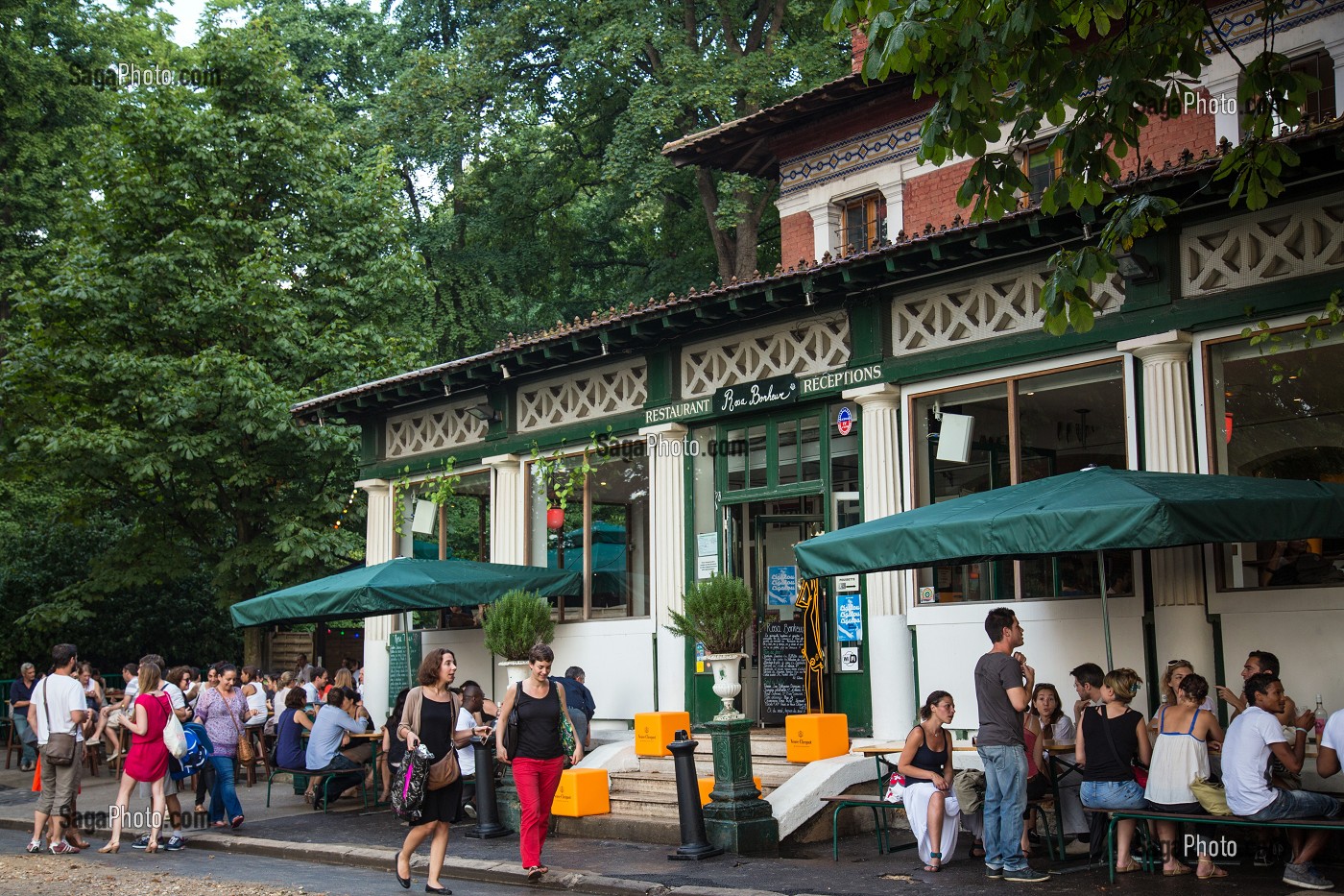 LA GINGUETTE ROSA BONHEUR, TERRASSE DU CAFE RESTAURANT, PARC DES BUTTES CHAUMONT CREE EN 1867 POUR L'EXPOSITION UNIVERSELLE, PARIS (75), FRANCE 