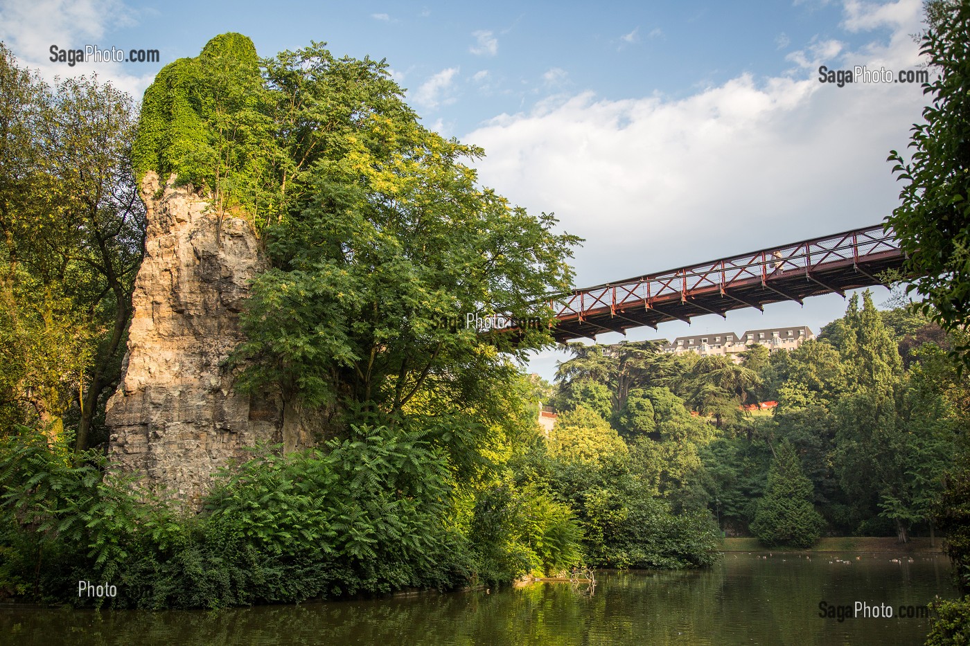 LE LAC ET SON PONT SUSPENDU DU A GUSTAVE EIFFEL, PARC DES BUTTES CHAUMONT CREE EN 1867 POUR L'EXPOSITION UNIVERSELLE, PARIS (75), FRANCE 