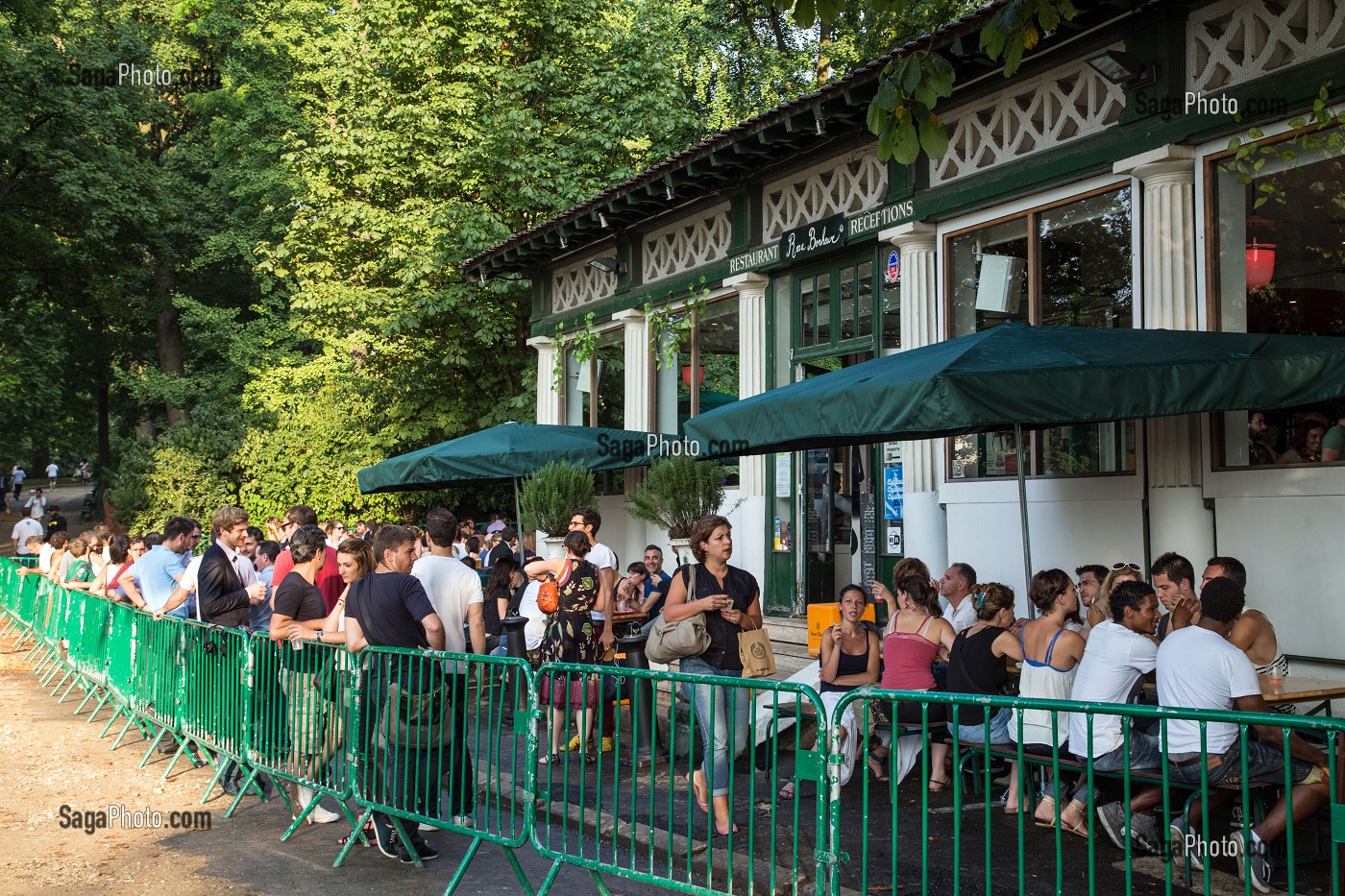 LA GINGUETTE ROSA BONHEUR, TERRASSE DU CAFE RESTAURANT, PARC DES BUTTES CHAUMONT CREE EN 1867 POUR L'EXPOSITION UNIVERSELLE, PARIS (75), FRANCE 