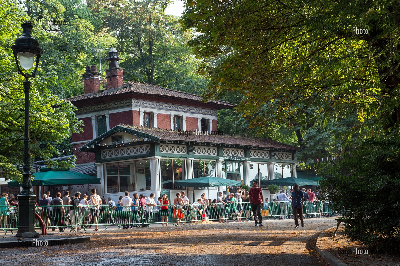 LA GINGUETTE ROSA BONHEUR, TERRASSE DU CAFE RESTAURANT, PARC DES BUTTES CHAUMONT CREE EN 1867 POUR L'EXPOSITION UNIVERSELLE, PARIS (75), FRANCE 