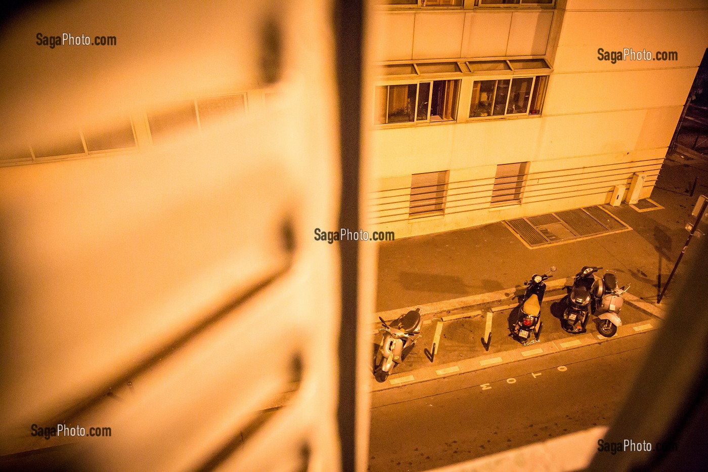 VUE DE LA FENETRE, DE NUIT, RUE DE LA VILLETTE AVEC PARKING A MOTOS, PARIS (75), FRANCE 