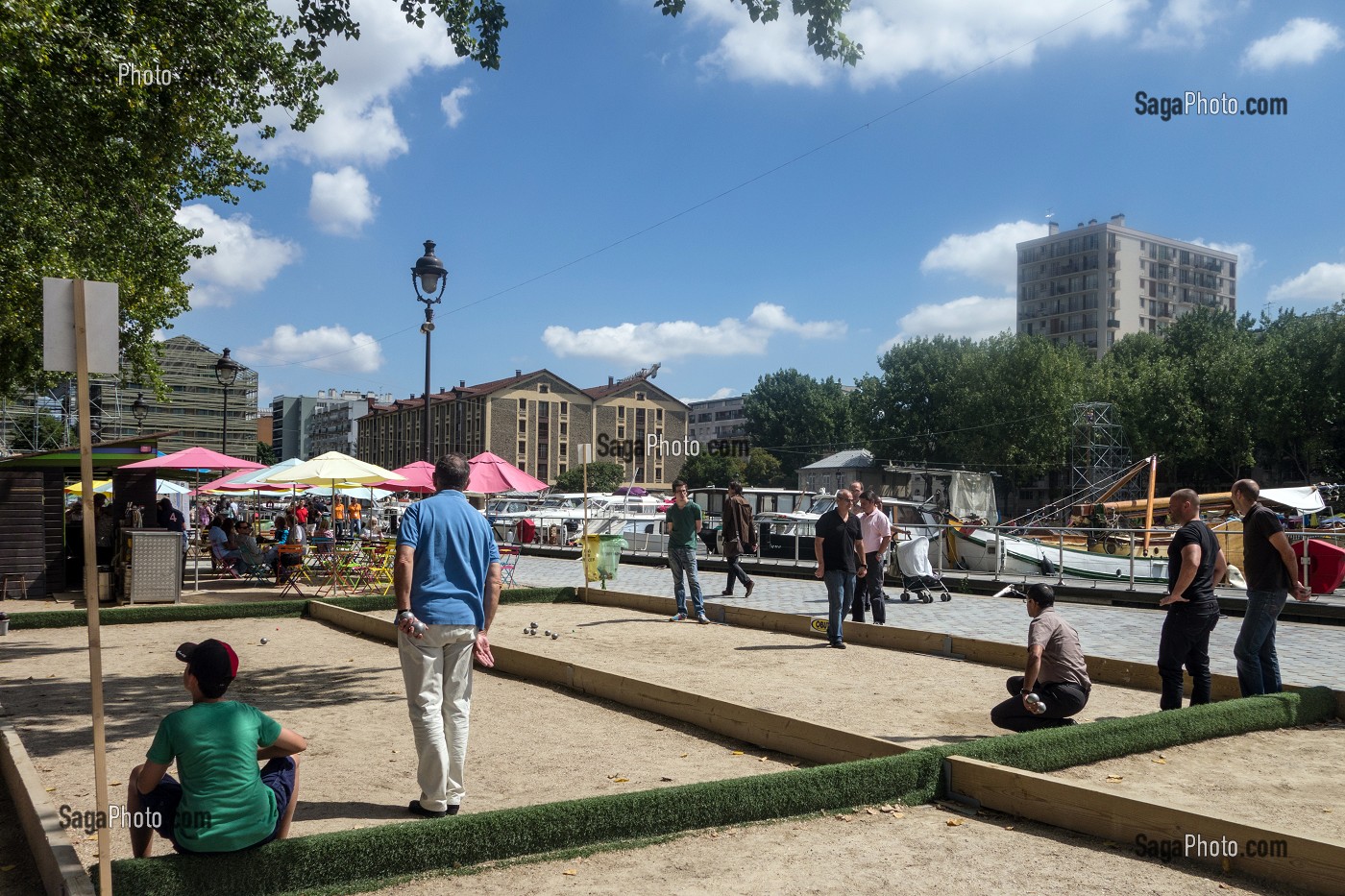 JEUX DE BOULES A PARIS PLAGE, SUR LES BORDS DU CANAL DE L'OURCQ, QUAI DE SEINE, PARIS (75), FRANCE 