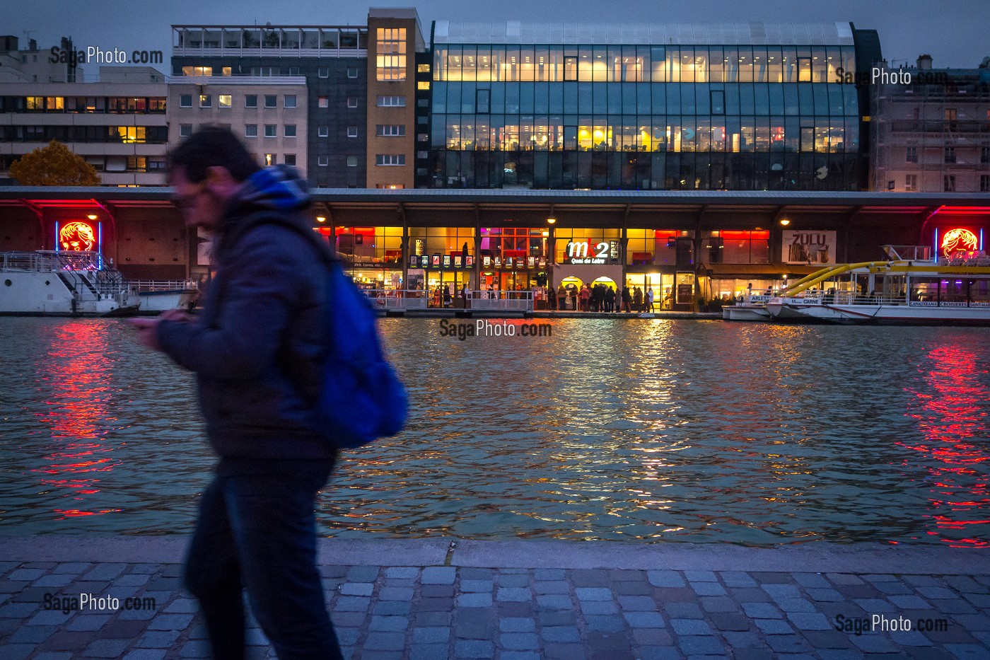 LES BORDS DU BASSIN DE LA VILLETTE AVEC LES CINEMAS MK2, QUAI DE LA LOIRE ET QUAI DE SEINE A LA TOMBEE DE LA NUIT, PARIS 19 EME, FRANCE 