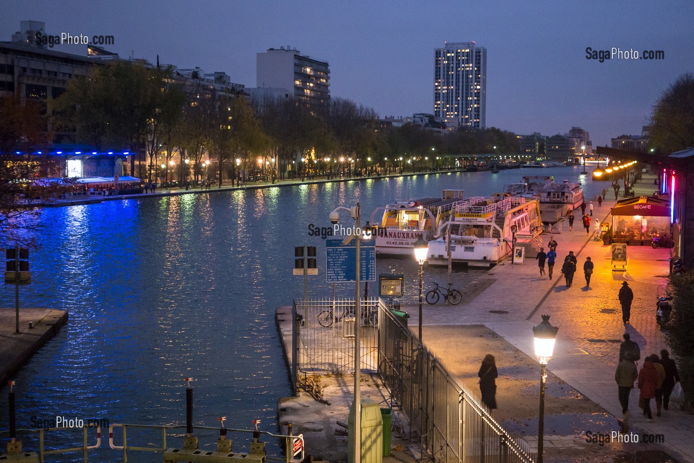 LES BORDS DU BASSIN DE LA VILLETTE AVEC LES CINEMAS MK2 ET LE MCAFE, QUAI DE LA LOIRE ET QUAI DE SEINE, PARIS 19 EME, FRANCE 