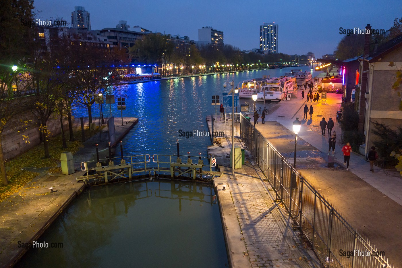 ECLUSE SUR LE BASSIN DE LA VILLETTE AVEC LES CINEMAS MK2 ET LE MCAFE, QUAI DE LA LOIRE ET QUAI DE SEINE, PARIS 19 EME, FRANCE 