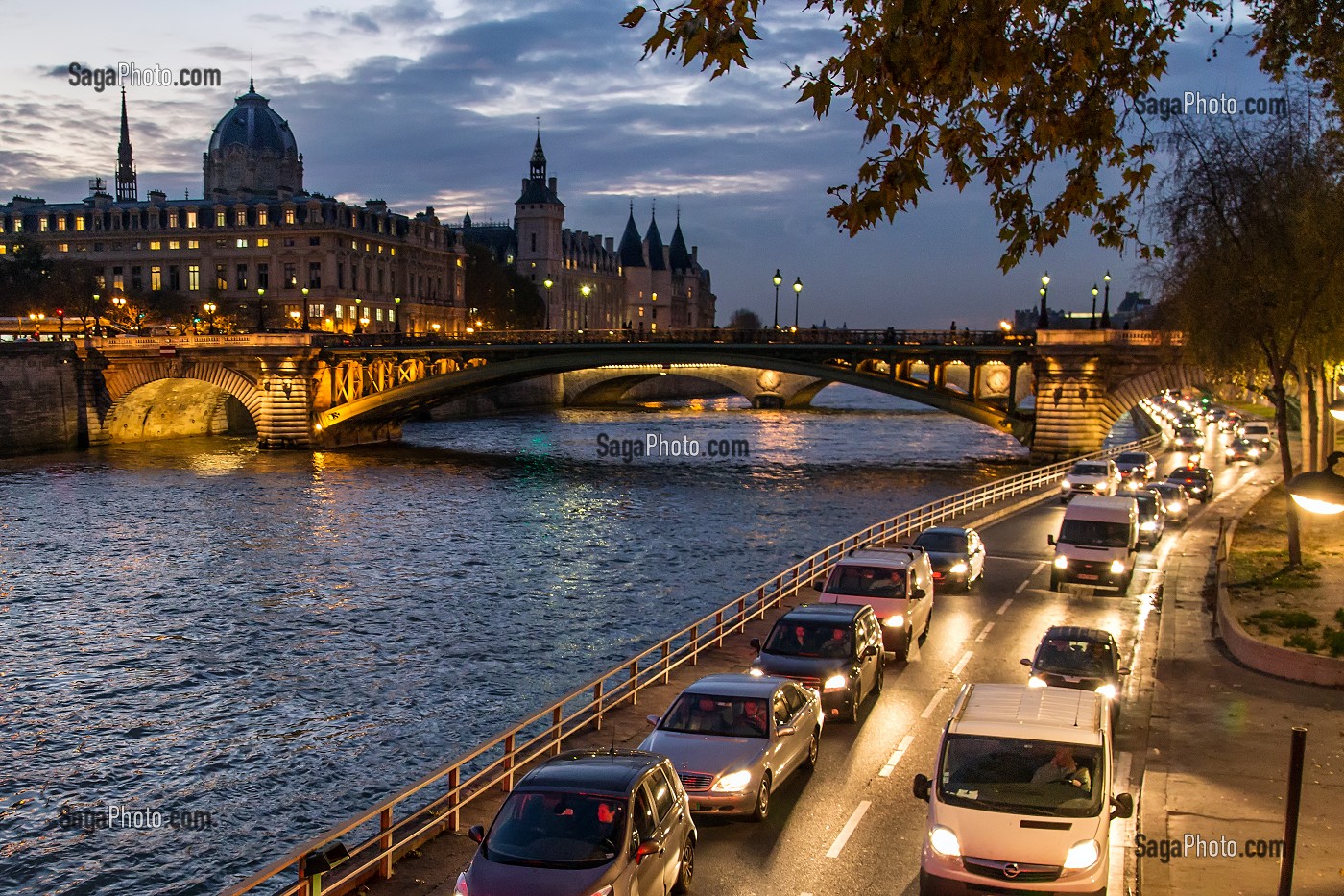 CIRCULATION SUR LES QUAIS DE SEINE, QUAI DE LA CORSE ET PONT NOTRE-DAME, 4 EME, PARIS, FRANCE 
