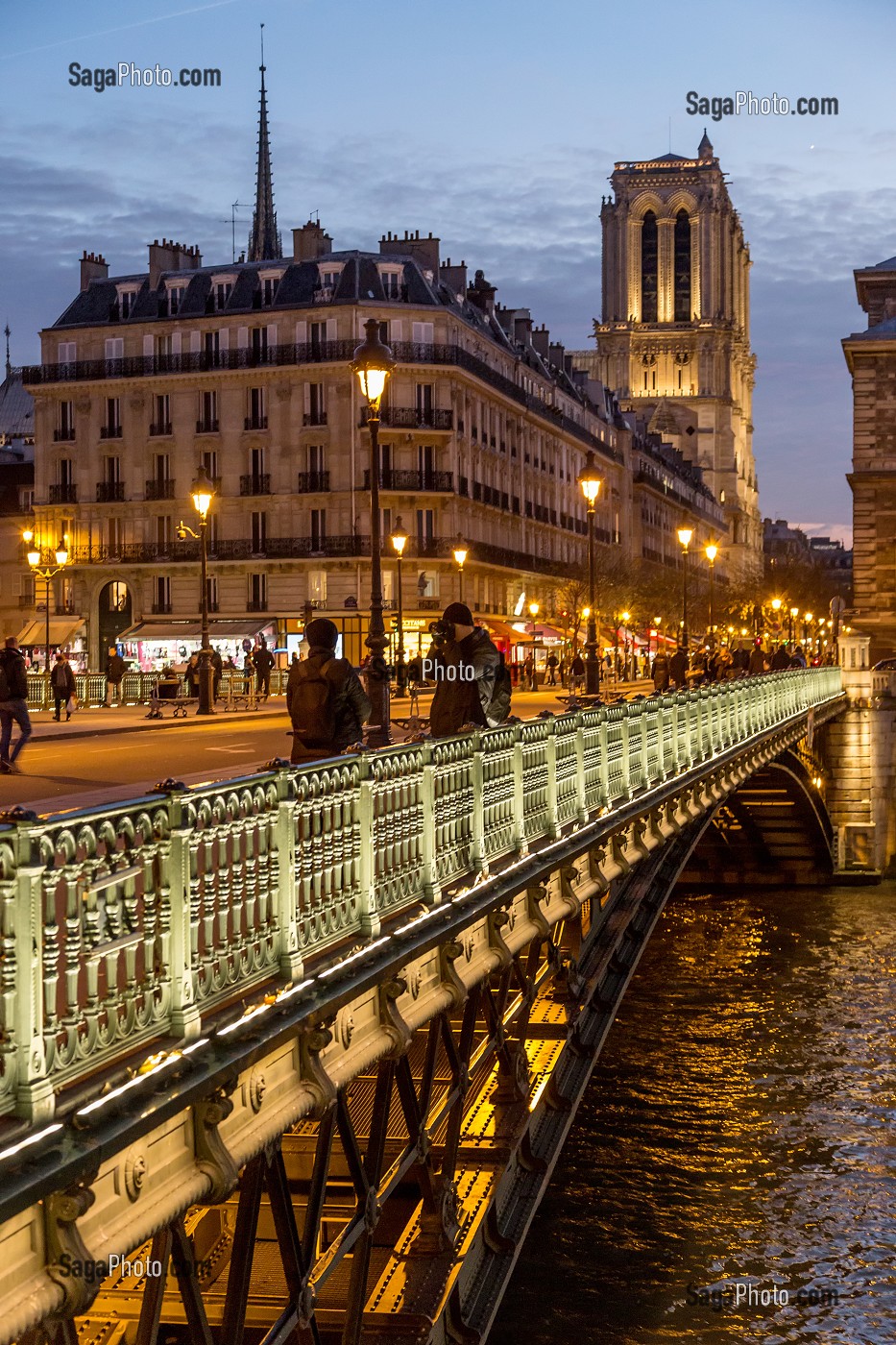 PONT D'ARCOLE SUR LA SEINE ET CATHEDRALE NOTRE-DAME, 4 EME, PARIS LA NUIT, FRANCE 