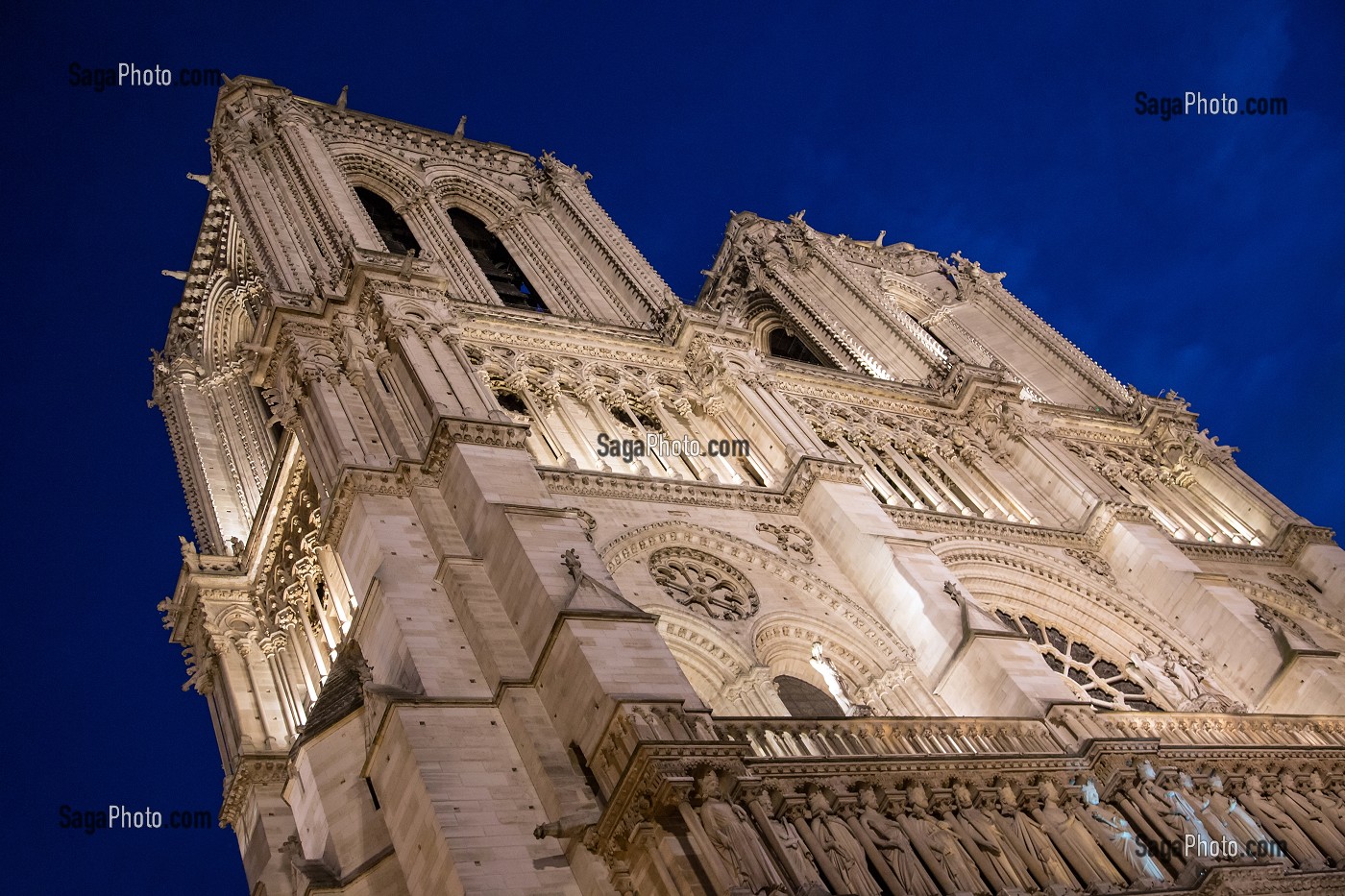 FACADE DE LA CATHEDRALE NOTRE-DAME-DE-PARIS, SITUEE SUR L'ILE DE LA CITE, 4 EME, PARIS LA NUIT, FRANCE 