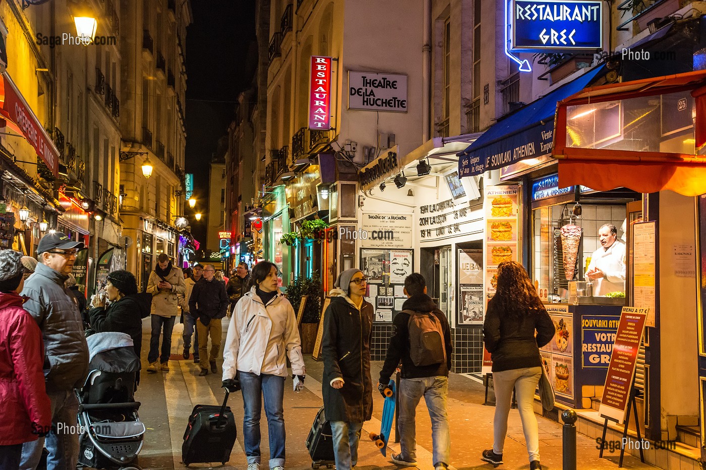 AMBIANCE NOCTURNE ANIMEE DE BARS, PUB, BISTROT, RESTAURANT GREC, THEATRE, RUE DE LA HUCHETTE, 5 EME, PARIS LA NUIT, FRANCE 