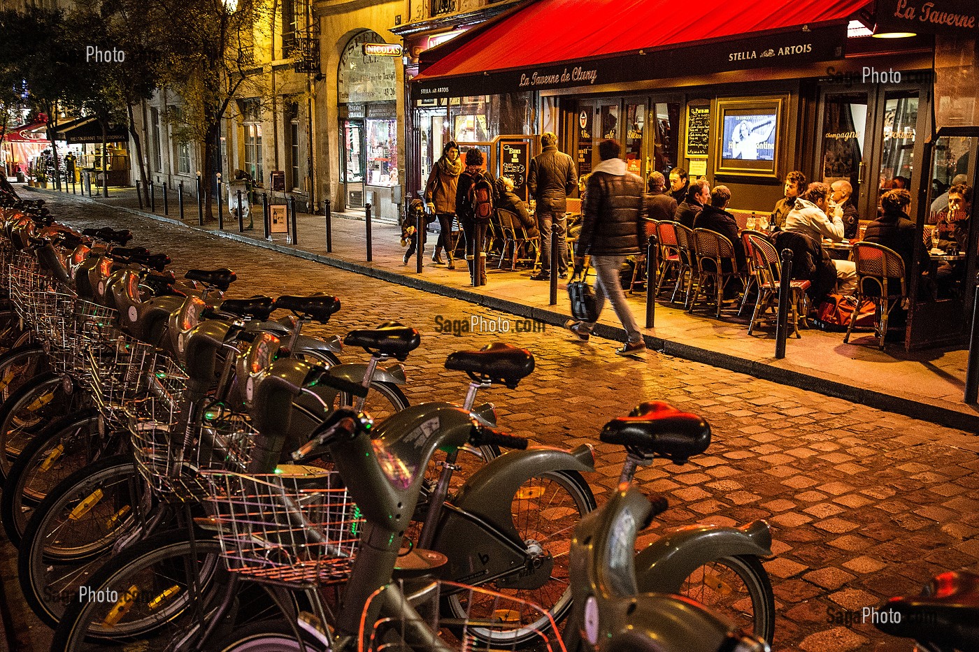 LA TAVERNE DE CLUNY, RUE DE LA HARPE, 5 EME, PARIS LA NUIT, FRANCE 