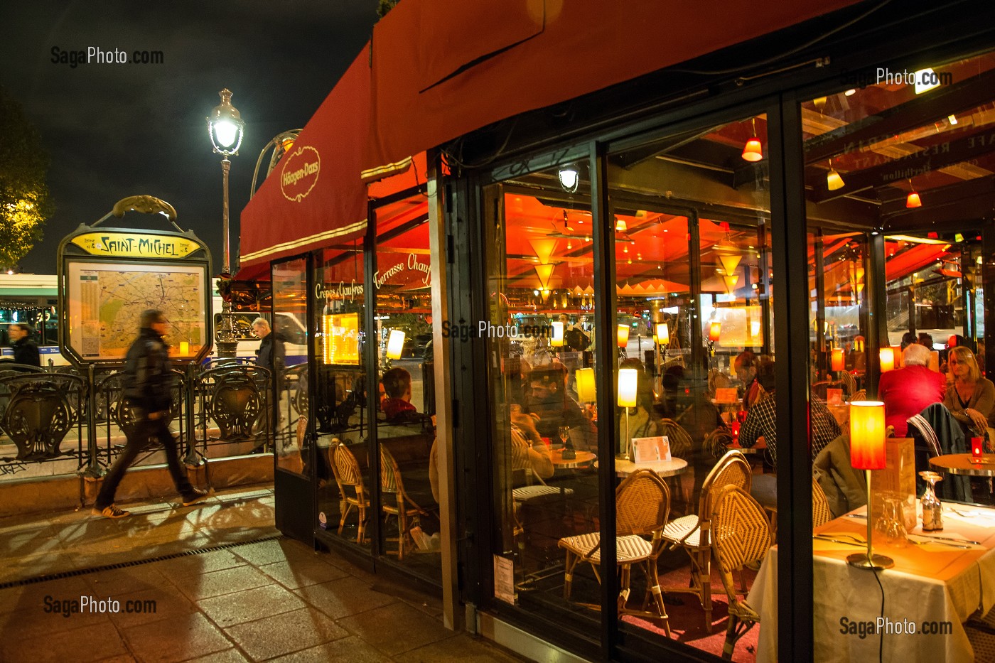 AMBIANCE NOCTURNE ANIMEE, CAFE LE DEPART SAINT-MICHEL ET STATION DE METRO, PLACE SAINT-MICHEL, QUARTIER LATIN, 5 EME, PARIS LA NUIT, FRANCE 