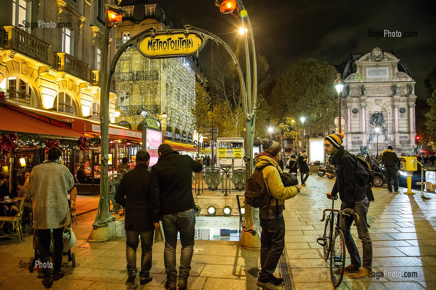 AMBIANCE NOCTURNE ANIMEE A LA SORTIE DU METRO, FONTAINE ET PLACE SAINT-MICHEL, QUARTIER LATIN, 5 EME, PARIS LA NUIT, FRANCE 