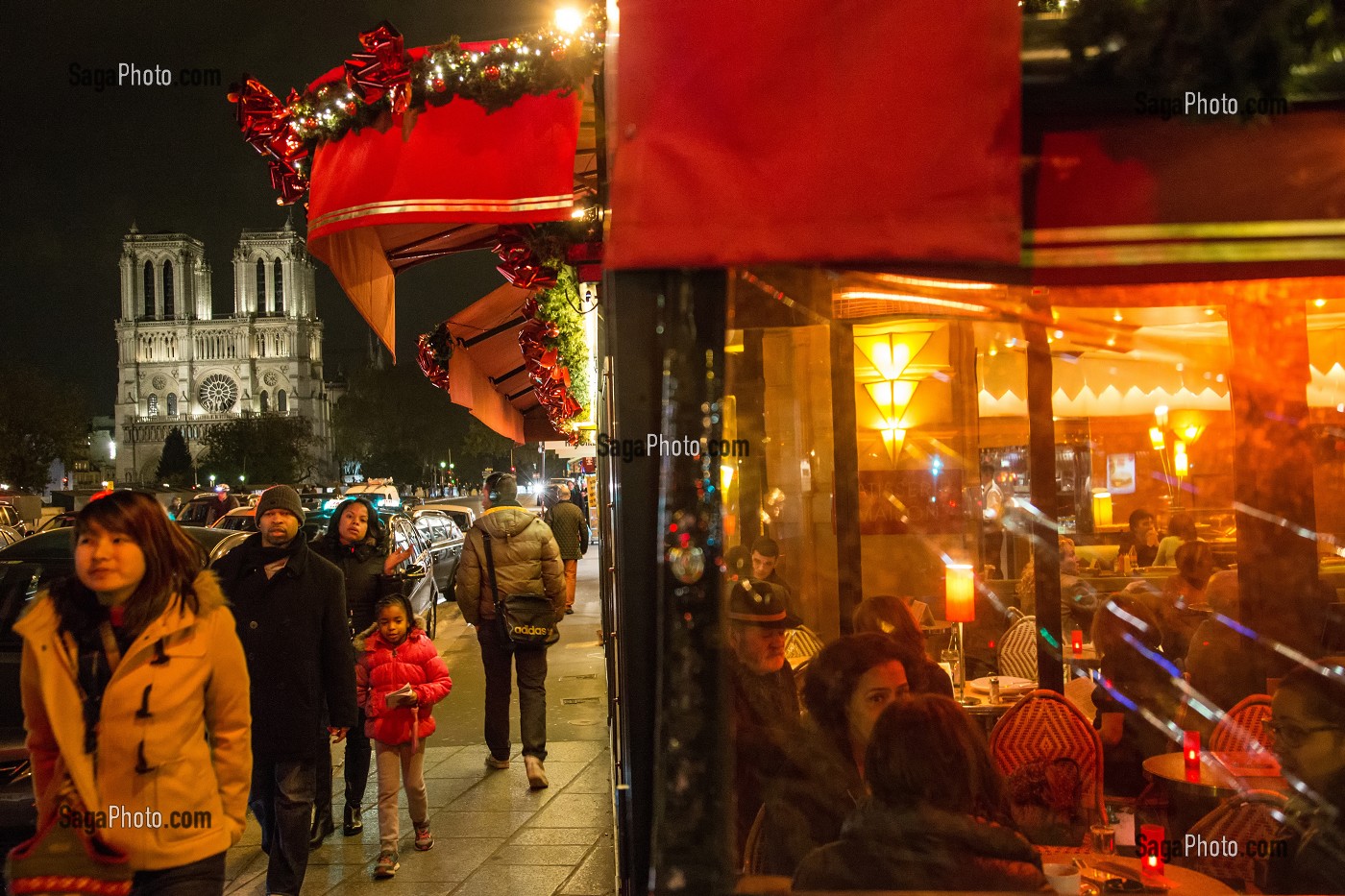 AMBIANCE NOCTURNE ANIMEE, CAFE LE DEPART SAINT-MICHEL ET CATHEDRALE NOTRE-DAME, PLACE SAINT-MICHEL, QUARTIER LATIN, 5 EME, PARIS LA NUIT, FRANCE 