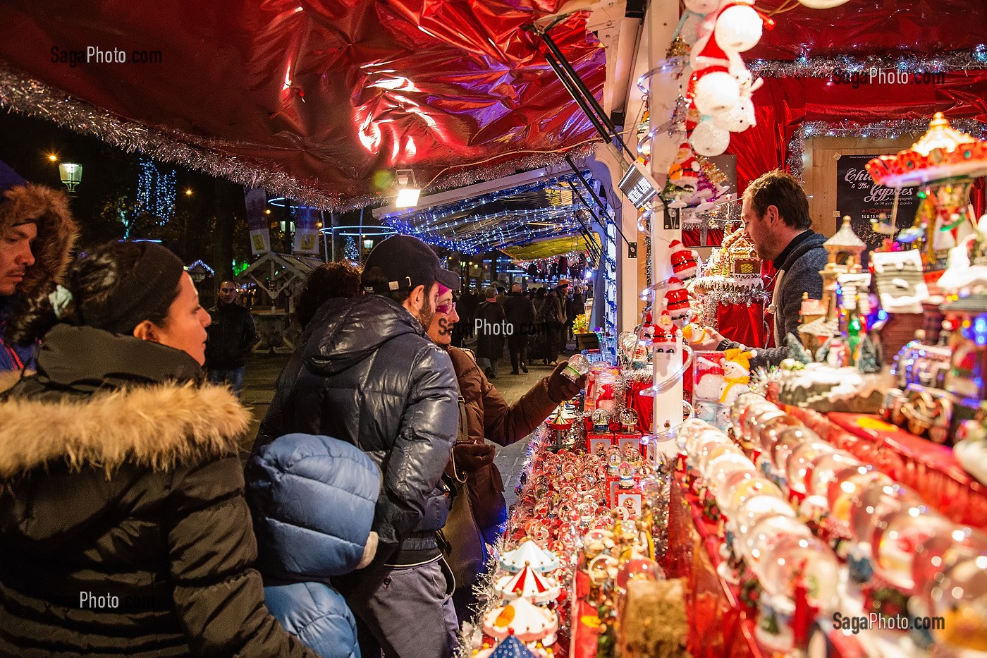 LES BOUTIQUES DU MARCHE, PARIS VILLAGE DE NOEL, AVENUE DES CHAMPS-ELYSEES, PARIS LA NUIT, 8 EME, FRANCE 