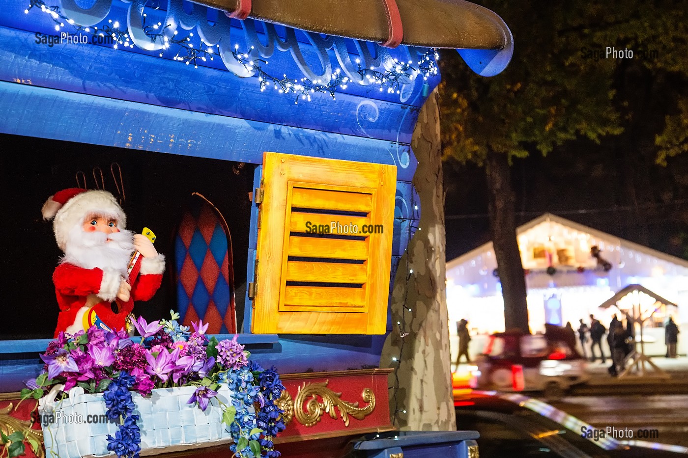 LE STAND DU PERE-NOEL, PARIS VILLAGE DE NOEL, AVENUE DES CHAMPS-ELYSEES, PARIS LA NUIT, 8 EME, FRANCE 