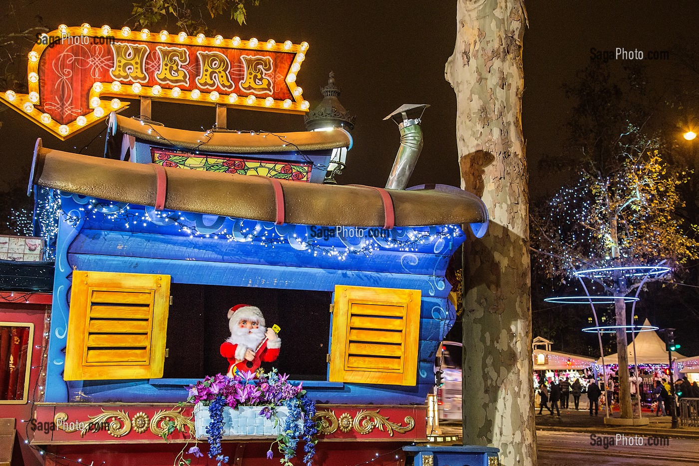 LE STAND DU PERE-NOEL, PARIS VILLAGE DE NOEL, AVENUE DES CHAMPS-ELYSEES, PARIS LA NUIT, 8 EME, FRANCE 