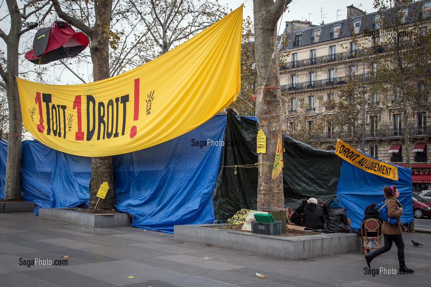 LOYER TROP CHER, LOCATAIRE EN GALERE, ASSOCIATION DROIT AU LOGEMENT (DAL), UN TOIT ET UN DROIT, PLACE DE LA REPUBLIQUE, PARIS 10 EME, FRANCE 