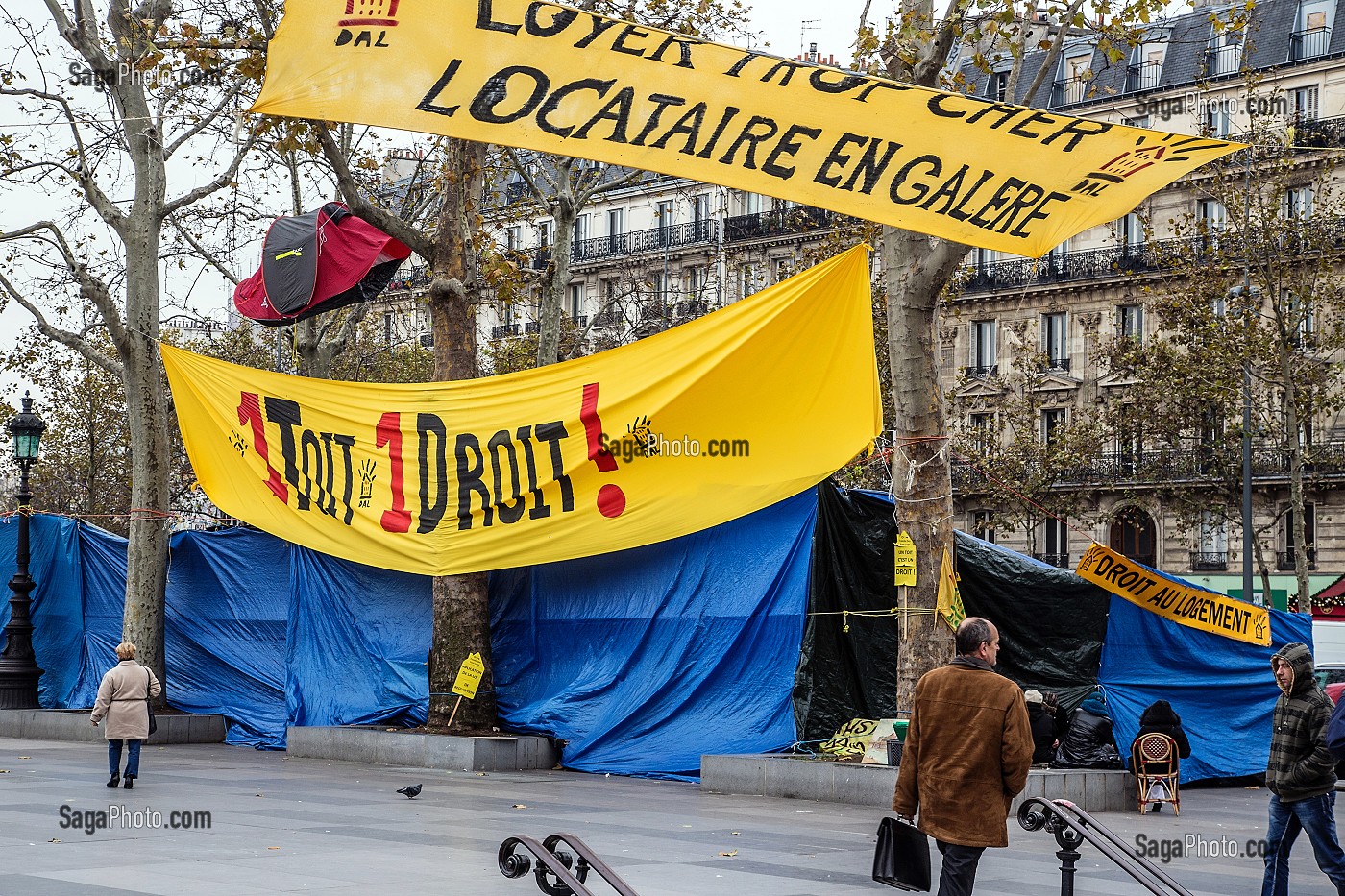 LOYER TROP CHER, LOCATAIRE EN GALERE, ASSOCIATION DROIT AU LOGEMENT (DAL), UN TOIT ET UN DROIT, PLACE DE LA REPUBLIQUE, PARIS 10 EME, FRANCE 