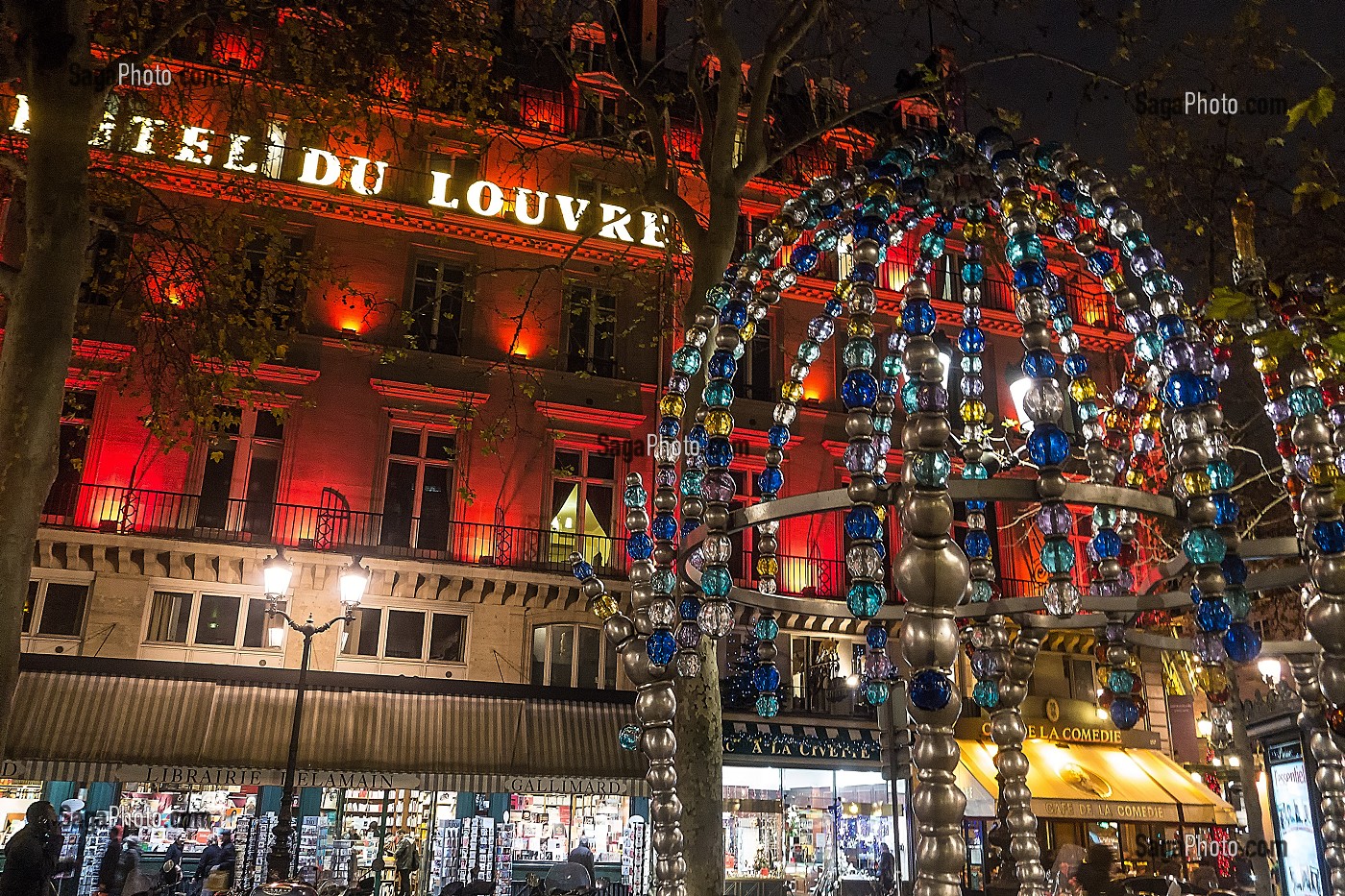 STATION DE METRO PALAIS-ROYAL DEVANT L'HOTEL DU LOUVRE, LE KIOSQUE DES NOCTAMBULES REALISE EN PERLES DE VERRE ET ALUMINIUM, OEUVRE DE L'ARTISTE J.M. OTHONIEL, PARIS, ILE-DE-FRANCE (75), FRANCE 