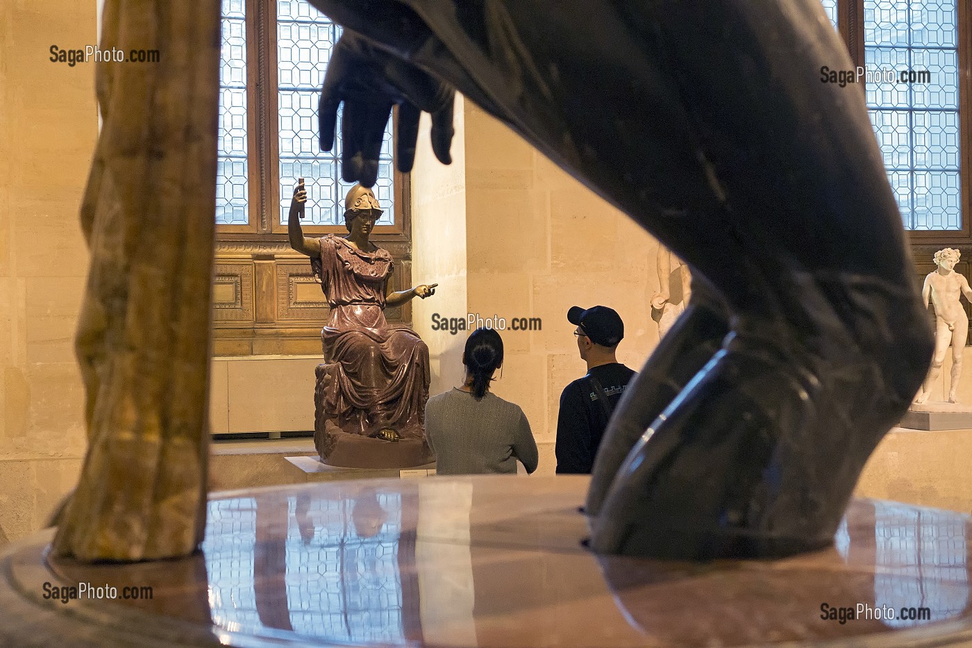 VISITEURS DEVANT LA STATUE DE MINERVE ASSISE RESTAUREE EN ROME, DANS LA SALLE DES MANEGES, MUSEE DU LOUVRE, PARIS (75), FRANCE 
