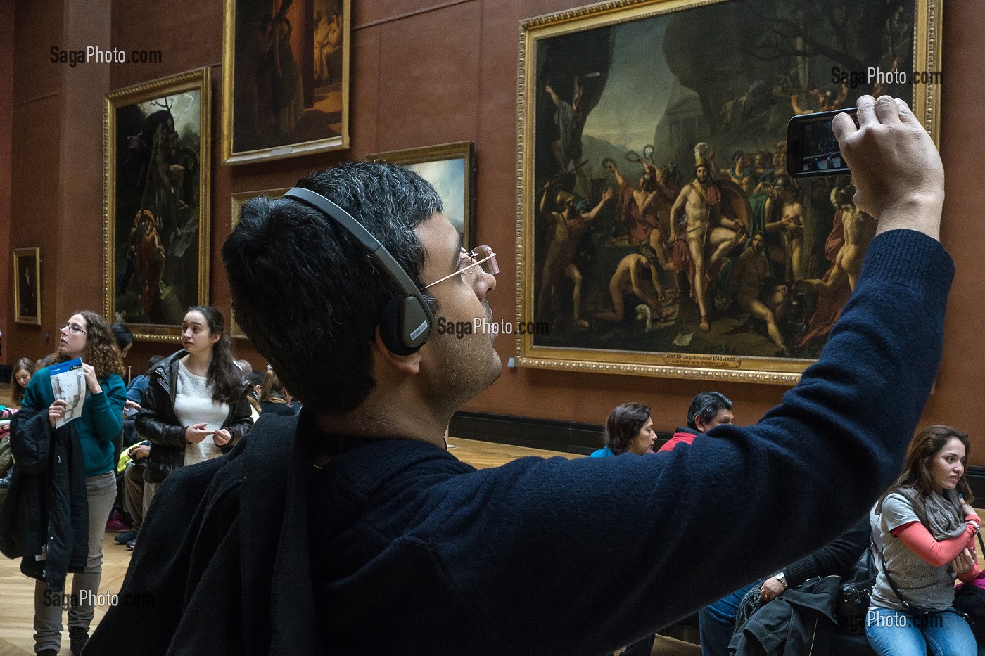 VISITEUR PRENANT UNE PHOTO AVEC SON SMARTPHONE DANS LA SALLE DES PEINTURES FRANCAISES, MUSEE DU LOUVRE, PARIS (75), FRANCE 